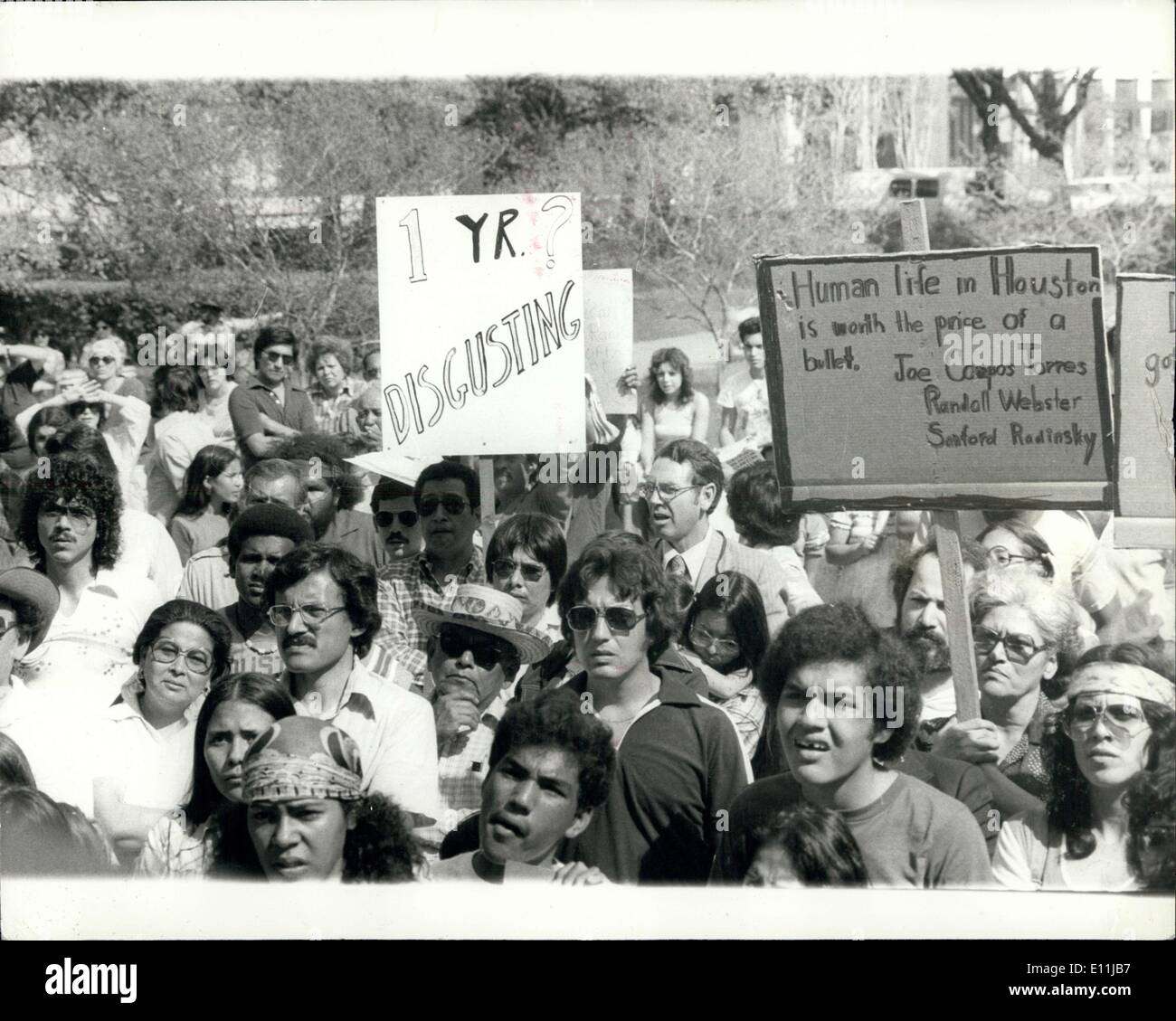 14. April 1978 - Demonstration über den Tod von Joe Campos Torres in Houston Texas. USA: Sammeln Sympathisanten wie sie marschierten, zusammengeführt Hunderte von Gesang und skandierten Demonstranten auf Fensterläden Houston Rathaus vor kurzem, um morgen den Tod von Joe Campos Torres. Mexikaner, Amerikaner, schwarzen und weißen trat aus Protest gegen die einjährige, Bundesrepublik Sätze bis auf drei Houston Polizisten beteiligt, was einige der Demonstranten bezeichnet die '' Mord '' Ertrinken von Joe Campos Torres übergeben Stockfoto