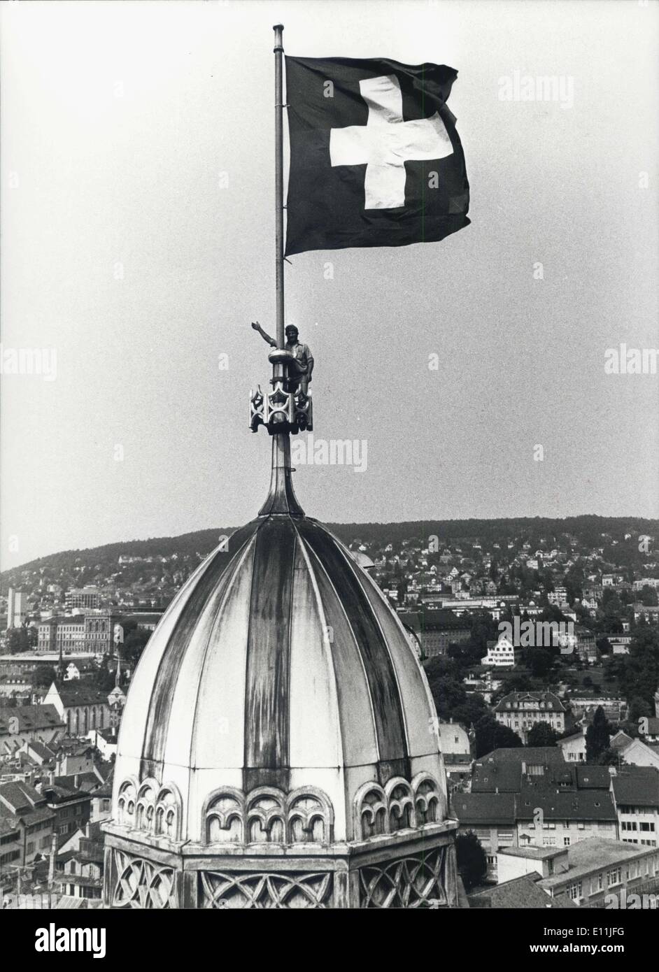 2. August 1978 - ein ganz besonderes '' Ferienjob '': immer an Feiertagen gibt es Schweizer Fahnen auf Zürichs berühmte Hauptkirche '' Grossmünster (der Kirche Zürich evangelischen Reformator Zwingli). Zur Einstellung der Flaggen oben auf den Türmen ist Spezialist für mutige die letzten Meter hinauf. Die Bilder vor dem Nationalfeiertag am 1. August dieses Jahres wurden. Stockfoto