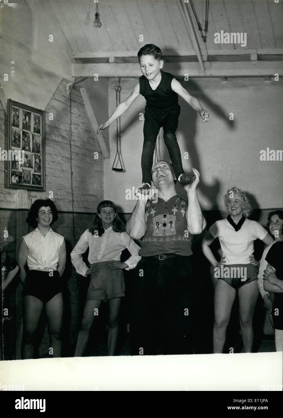 5. Mai 1978 - angehende Acrobat: Neun Jahr korrigiert alte Peter Martinelli sein Gleichgewicht beim stehen auf den Händen der Lehrer Eugen, während einer Klasse. Stockfoto