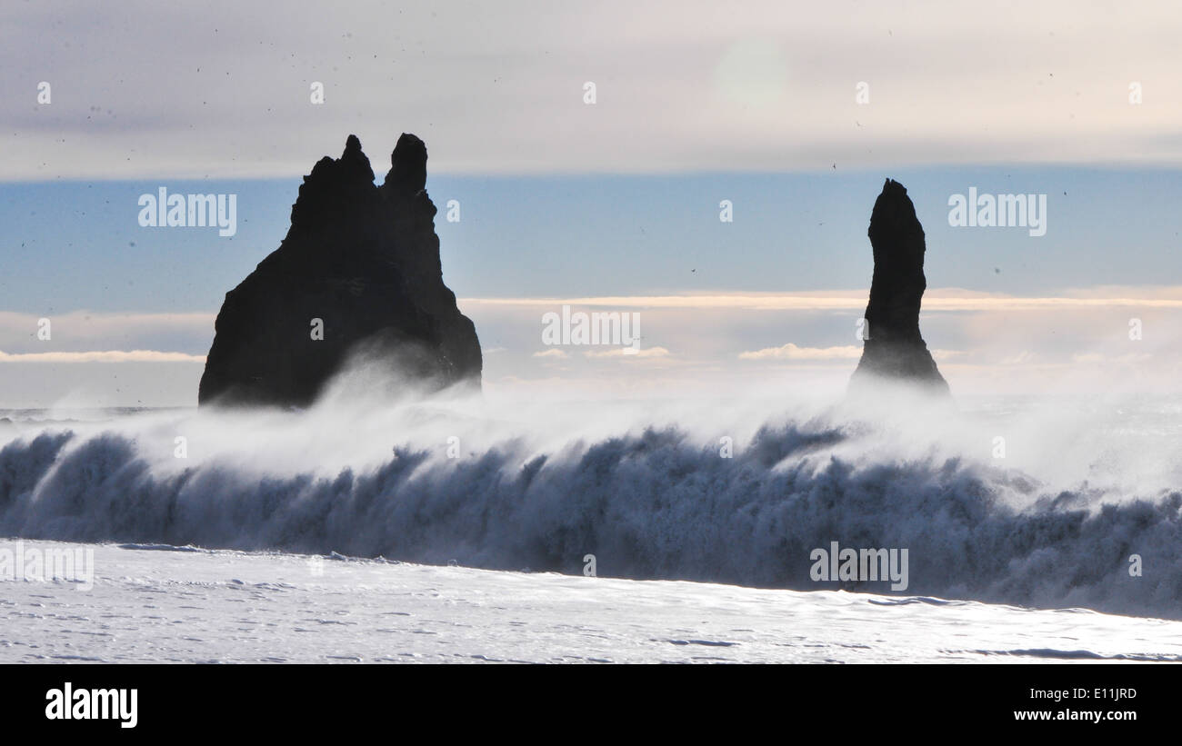 Vik Felsnadeln - isländische Folklore, sind diese Felssäulen aus Vik Beach Trolle, die versteinert worden. Stockfoto