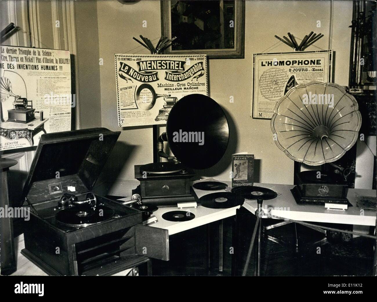 11. Mai 1978 - wird eine wunderbare Sammlung von Phonographen derzeit in einem Flügel des Rathauses im 21. Arrondissement in Paris vorgestellt. Homophone, Zonophones und andere Maschinen aus einer anderen Zeit sind in dieser Ausstellung präsentiert, die einen großen Erfolg mit Sammlern und Liebhabern der '' HiFi '' Vorläufer gehabt hat. Stockfoto