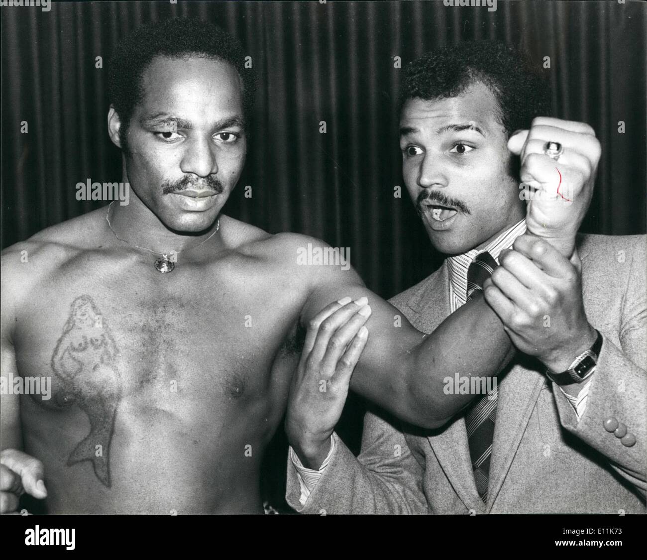 Sept. 09, 1978 - Leonardo Rogers zu kämpfen-Wettbewerb in Wembley: Light-Heavyweight John Conteh hat eine Änderung der Gegner für seinen Kampf im Wembley-Stadion am kommenden Dienstag. Es ist Leonardo Rogers, der Champion of Central America, er ersetzt den verletzten Richie Katea. Foto zeigt John Conteh Gefühl die Muskeln des Leonardo Rogers, im Rahmen eines Empfangs in der Sportsman Club Tottenham Court Road heute gesehen wird, beachten Sie die Tätowierung auf Rogers. Stockfoto