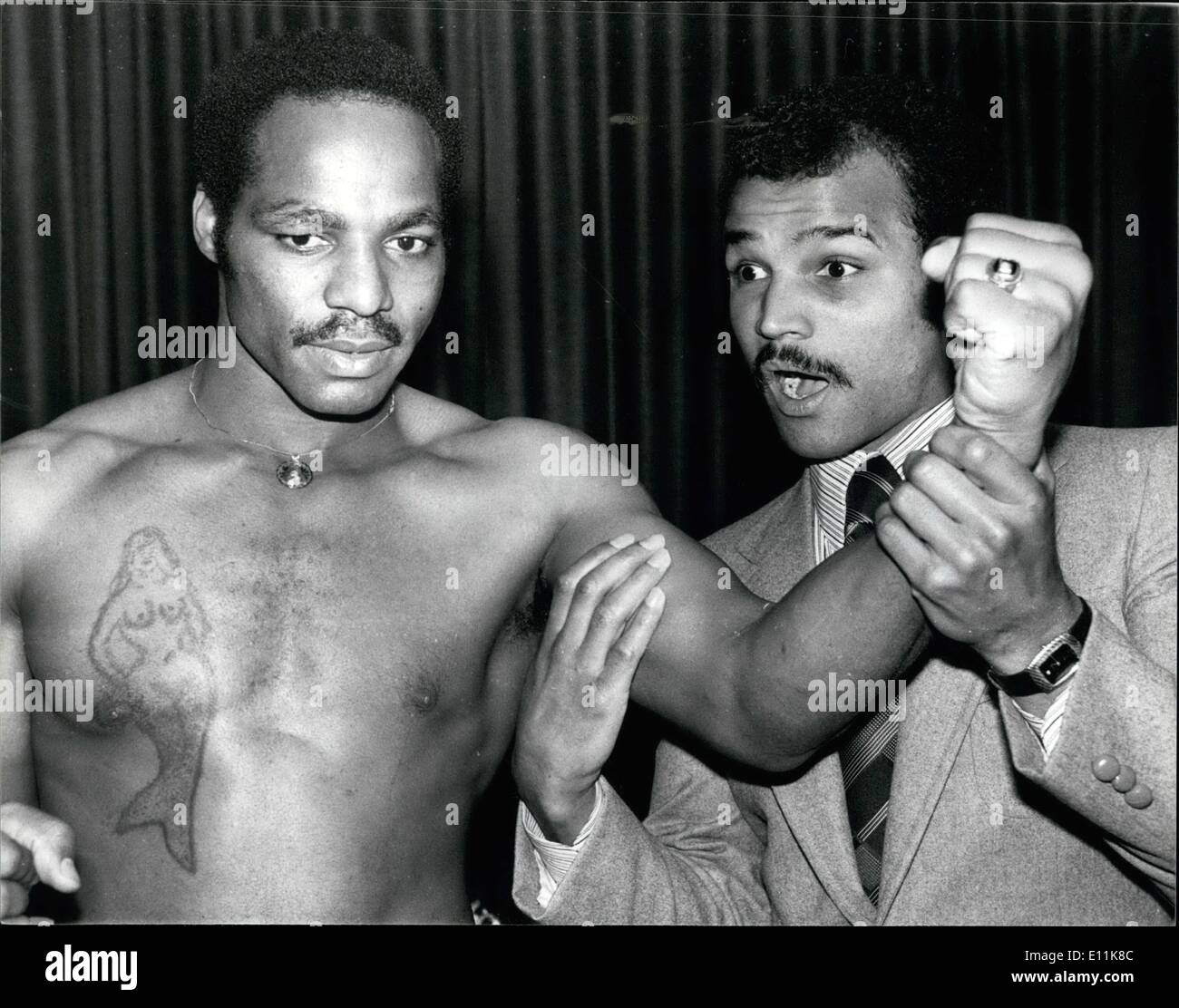 Sept. 09, 1978 - Leonardo Rogers Conteh im Wembley-Stadion zu kämpfen: Halbschwergewicht John Conteh hat eine Änderung der Gegner für seinen Kampf im Wembley-Stadion am kommenden Dienstag. Es ist Leonardo Rogers, der Champion of Central America, er ersetzt den verletzten Richie Kates. Foto zeigt John Conteh Gefühl der Muskeln von Leonardo Rogers im Rahmen eines Empfangs in der Sportsman Club Tottanham Court Road heute, beachten Sie die Tatooo auf Rogers gesehen wird. Stockfoto