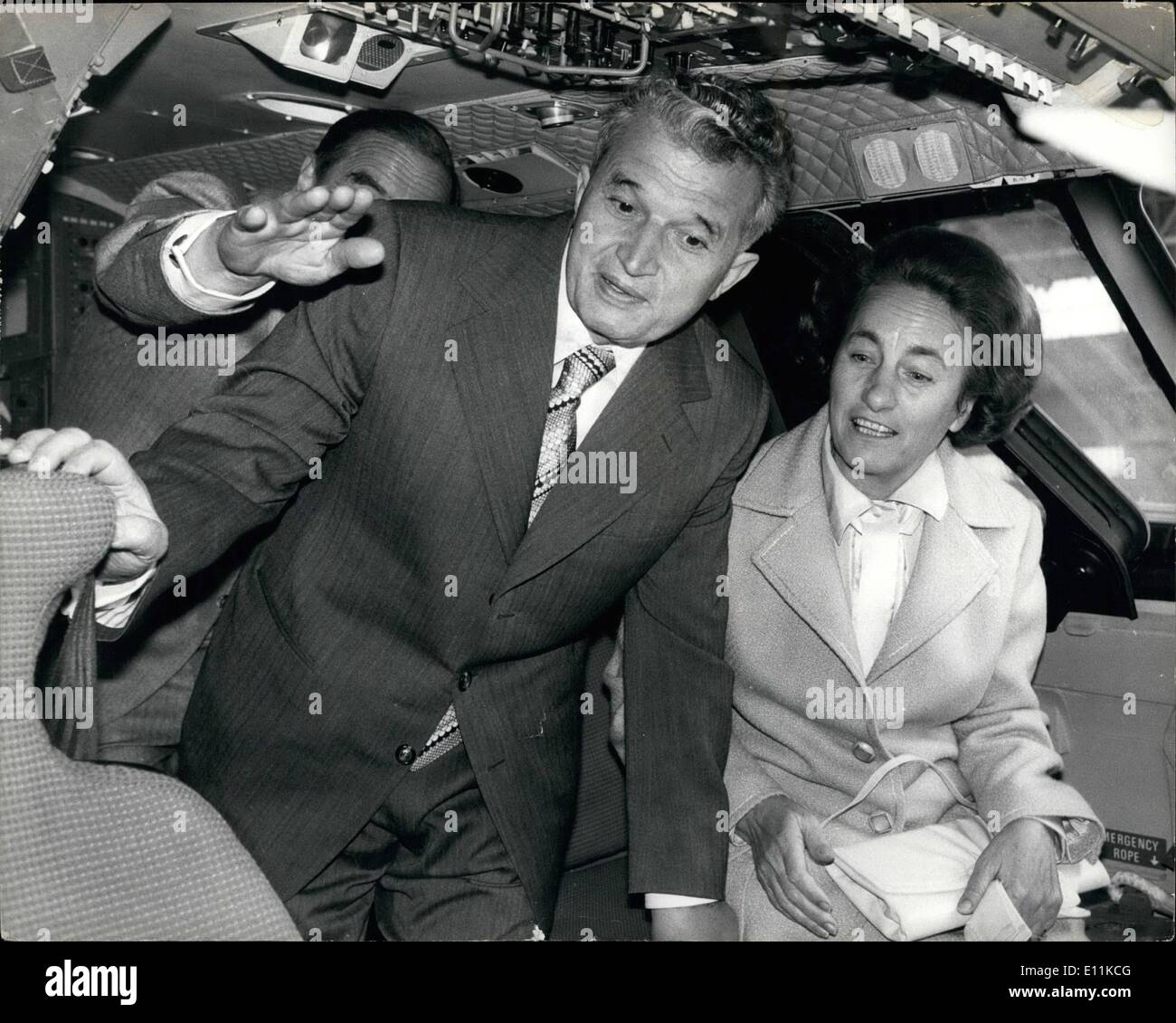 6. Juni 1978 - Präsident Ceausescu Rumäniens blickt auf Concorde: Präsident und Madame Ceausescu Rumäniens, die auf einem Staatsbesuch in Großbritannien besuchte die British Aerospace und Aero-Engine Fabriken bei Filton, Bristol. Foto zeigt Präsident und Madame Ceausescu im Cockpit einer Concorde bei ihrem Besuch heute. Stockfoto