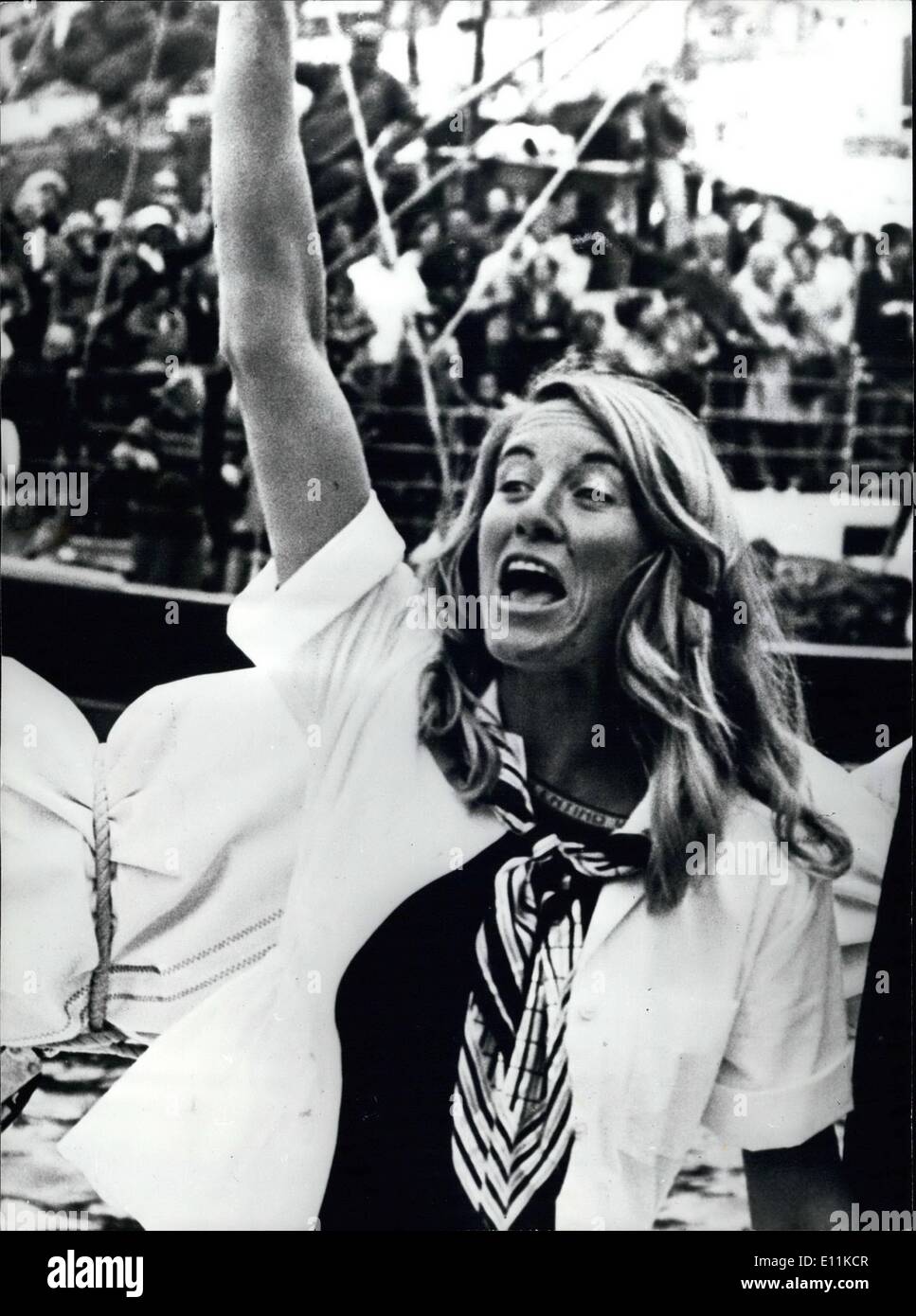 6. Juni 1978 - A Big Welcome für Naomi als sie Schritte an Land bei Dartmouth: Lone Sailor Naomi James segelte triumphierend nach Hause gestern schlagen den Rekord für die Navigation die Welt Einhand in eine 53 ft Yacht namens Express Crusader. Tausenden o begeistert Menschen stellte sich heraus, andere ihr in Dartmouth, ihrer Heimatstadt. Naomi nicht nur die größte Yacht von jeder Frau in jedem Ozean gesegelt, sondern war auch die erste Frau, die entlang der Kap Hoorn umsegeln. Yest bevor sie Essen im September 19-Year-Old Naomi hatte nie gesegelt allein vor Stockfoto