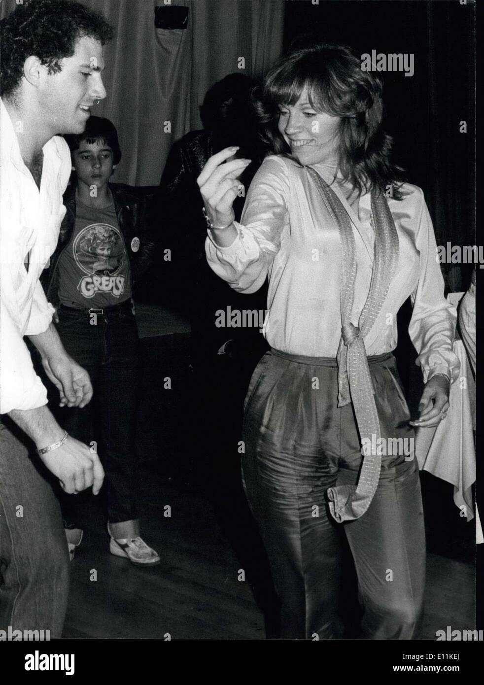 Sept. 14, 1978 - Travolta-Fieber bei Premiere von "Fett": Tausende von kreischenden Fans begrüßt Superstar John Travolta, als er für den britischen Premier seines Films "Fett" im Empire Kino, Leicester Square letzte Nacht kamen. Er seinen Weg durch die randalierenden Jugendlichen kämpfen musste und wenn er die Sicherheit der VIP-Lounge erreicht er sagte "ich war ganz entsetzt, das sind die schrecklichsten Szenen, die ich je über überall in der Welt kommen. Das Foto zeigt Marilu Henner Freundin von John Travolta gesehen tanzen auf einer Party am Lyzeum in den Strang nach der Filmvorführung statt. Stockfoto