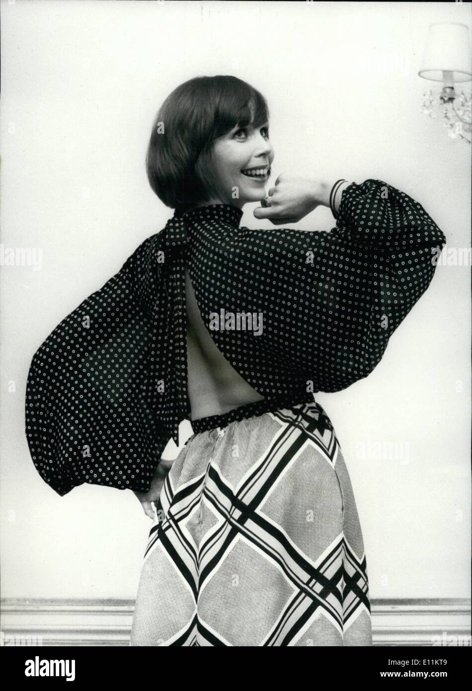 1. Januar 1979 - Hardy Amies Frühling und Sommer-Kollektion in London gezeigt. Keystone Fotoshows: Modell Liz Rowland trägt ein langes Kleid, Batwing Top mit offenem Rücken in schwarz / weiß gefleckte Sil Giselle, Rock in gelb / schwarz / weißen großen Check print Seiden - von Hardy Amies Frühling und Sommer-Kollektion in London gezeigt. Stockfoto
