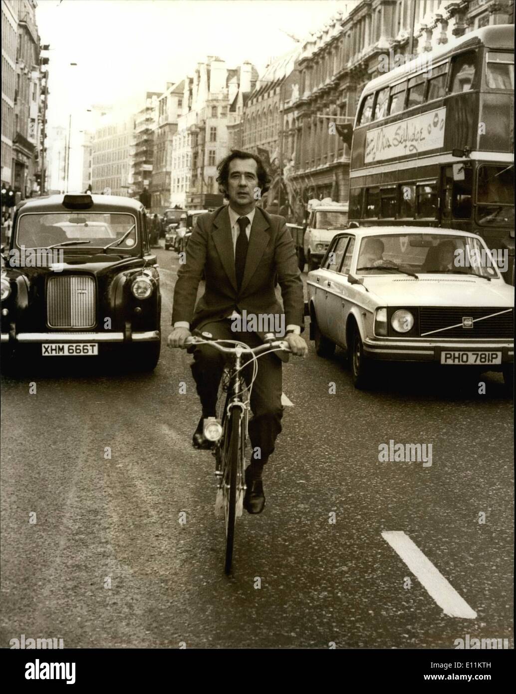 1. Januar 1979 - Transport Minister Zyklen im West End Verkehr: William Rogers, Setary of State für den Transport, heute Morgen la Stockfoto