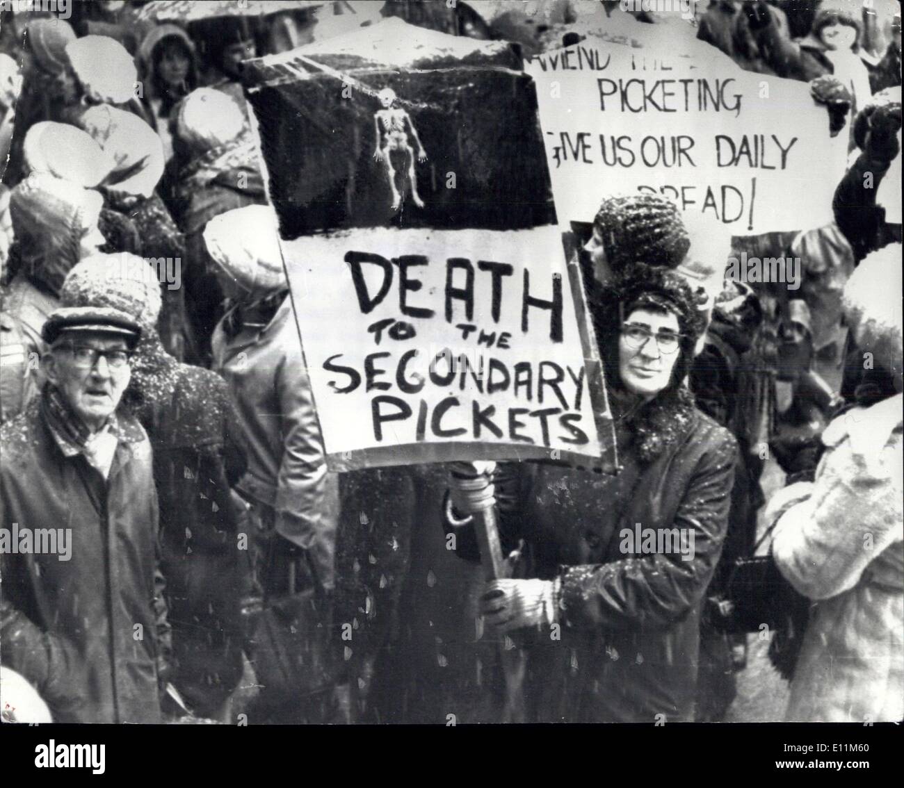 22. Januar 1979 - Hausfrau halten ihre eigenen Demonstration: mehr likes eine jüngsten Straßenszene in Teheran als einem Samstag im warm-hearted Lancashire: ein krasser Banner in Burys Einkaufszentrum in Hausfrauen Protest gegen die LKW-Fahrer, die sekundäre Streikposten vor den Supermärkten Lebensmittel aus erreichen die Geschäfte stoppen Lochfraß wurden durchgeführt. Stockfoto