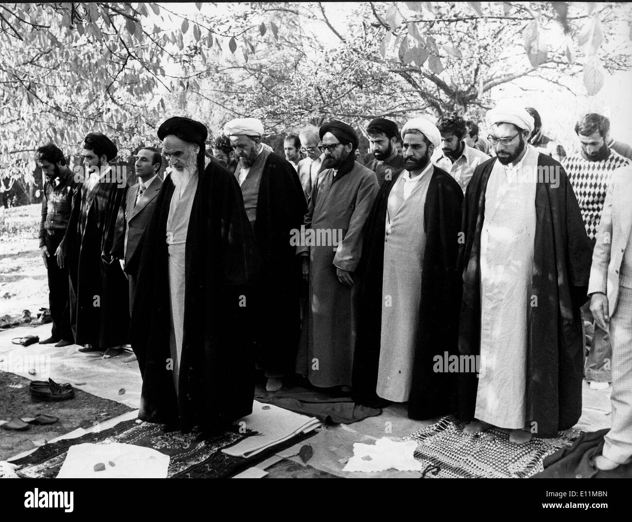 8. November 1978; Paris, Frankreich; AYATOLLAH KHOMEINI (1900 – 1989), gründete die erste moderne islamische Republik, wurde ein Shi'a muslimischen religiösen Führer und der 1979 "Time Magazine", Man of the Year, nach 15 Jahren des Exils abgebildet war. Stockfoto
