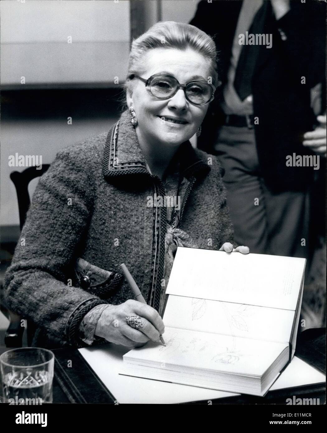 11. November 1978 - unterschreibt Joan Fontaine ihr Buch "Kein Zuckerschlecken" bei Liberty. Foto zeigt berühmte US-amerikanische Schauspielerin Joan Fontaine, Stockfoto
