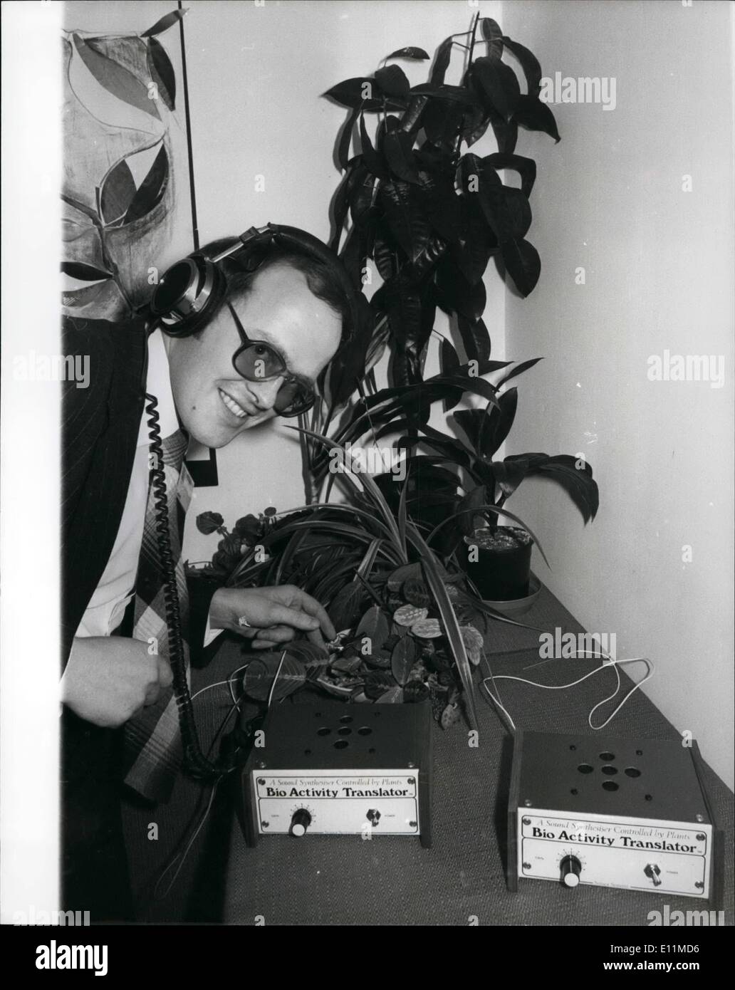 11. November 1978 - Bio-Aktivität-Übersetzer zu hören in die geheime Welt der Pflanzen.: für die Tannen Zeit in Großbritannien in der Installationssatzform, das revolutionäre Konzept einer biologischen Verstärker und sound Synthesizer in einem Gerät, wird die Bio-Aktivität Übersetzer einer Elektrode über Pflanzenblattes abgeschnitten, und die Bicelectric Signale werden dann durch einen speziellen Verstärker innerhalb der Transtator erkannt , diese Signale werden verwendet, um die Produktion von Sound aus einem synthetischen zu kontrollieren, so dass die Tonfolgen produziert in Tonhöhe, Rhythmus und Lautstärke der ständig wechselnde Signal aus der Anlage folgen Stockfoto