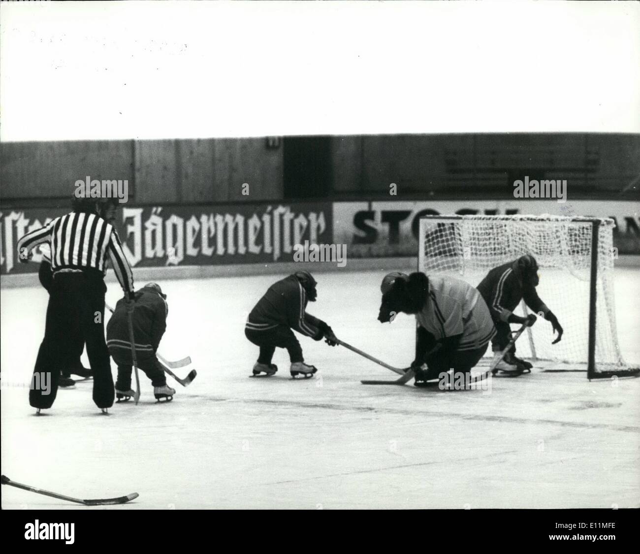2. Februar 1979 - Eishockey-match mit einem Unterschied: ein Eishockey-Spiel mit einem Unterschied vor kurzem fand in der Olympiahalle München. Ein Team von russischen Braunbären übernahm ein Team von Schimpansen. Es war ein sehr unterhaltsames Spiel für die vielen Zuschauer, die besucht. Die beiden Teams wurden ausgebildet von den deutschen Acrobat-Familie der Renzs, die die Tiere besitzen. Die Mannschaften dauerte drei Jahre, um zu trainieren. Bild zeigt Action-Aufnahmen aus dem Spiel. Die Schimpansen-won3-2. Stockfoto