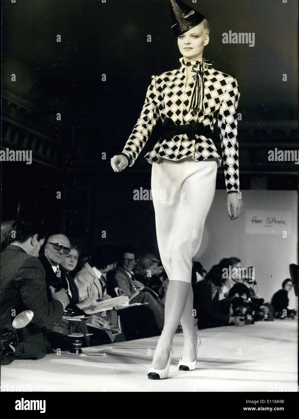 10. Februar 1979 - Spaziergänge Spook Couturier Fashion Show Frankreich Modell Start-und Landebahn Stockfoto