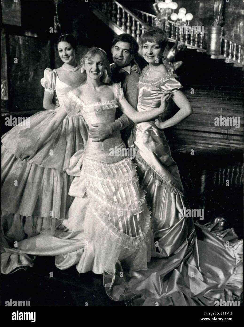 21. Februar 1979 - sind berühmten Musikers Alexis Weissenberg und der berühmte Komiker Jean-Claude Brialy vereint in der neuen Musical-Komödie '' La Fuge.'' Hier ist Brialy mit Elisabeth Margoni (links), Arielle Dombasle und Frederique Tirmont (ganz rechts) Stockfoto