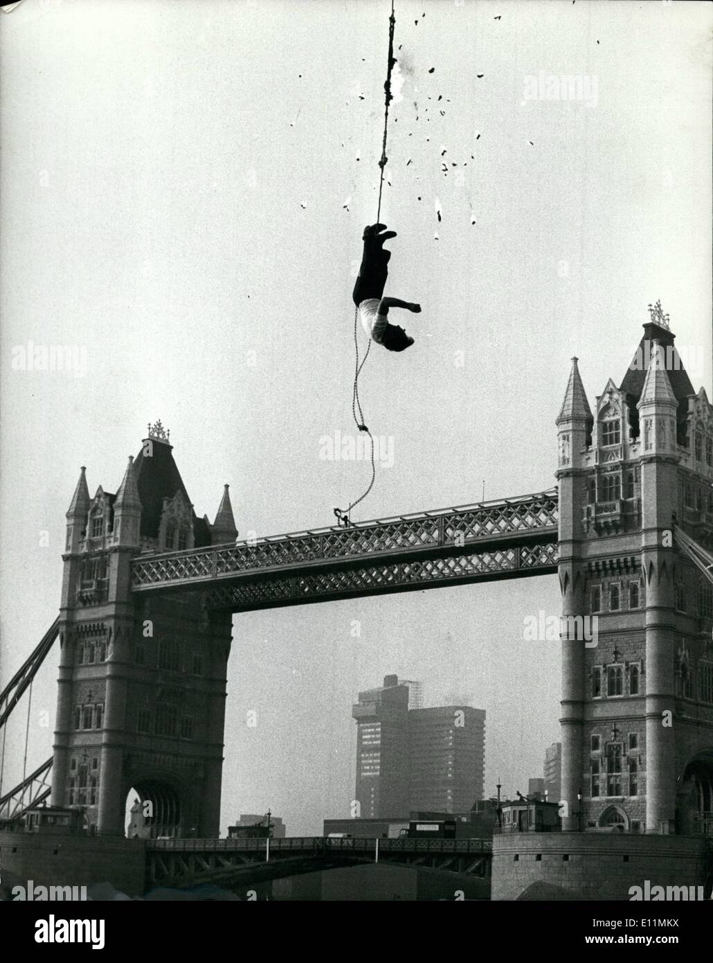 11. November 1978 - Hanging Fire Entfesselungskünstler Alan Alan entflogen Ketten 100 ft über der Themse an der Tower Bridge gestern als das Seil, an dem er hing, weggebrannt. Der 52-jährige durchgeführt den Stunt, unterbrochen von einem Kran, der dritte Circus World Championships starten, die in London am kommenden Montag Dezember 11. eröffnen. Foto zeigt: Bits des brennenden Seil fallen rund um Alan Alan, wie er kämpft, um sich bei seinem Stunt über der Themse an der Tower Bridge gestern zu befreien. Stockfoto