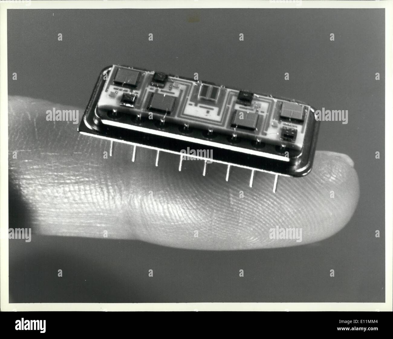 11. November 1978 - das ist ein Schalter. Diese solid-State-Relais wurde von General in kritischen militärischen und kommerziellen Geräten geschaltet. Beschrieben als '' branchenweit erste Opto-gekoppelt macht eingereicht-Feldeffekt-Transistors, '' GE Miniatur Halbleiterschalter bilden eine einzigartige Kombination von elektronischen Bauteilen, einschließlich eine Leuchtdiode (LED), Photodiode Array Chip und einen MOSFET. Fou Relais Polen können auf einem 16-poligen Flatpack montiert werden, wie gezeigt. Im Gegensatz dazu entwickelte sich von Teams bei er GE Research und Development Center, Schenectady, NY Stockfoto