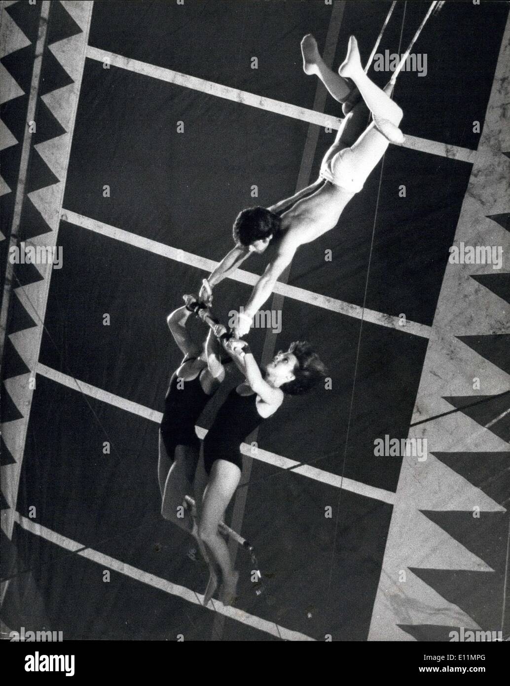 11. Dezember 1978 - Flying Trapeze: Für die dritte Circus World Championships, 60 Künstler sammelten sich aus 10 Ländern Europas größte Chapiteau auf Clapham Common, London, von heute bis zum 15. über fünf Tage, sie treten in diesem '' Zirkus Olympia '' um den begehrten Titel "Circus World Champion''. Die "Flying Cavarettas'' /'' Terrells'' zurückgekehrt, um den fliegenden Trapez-Titel zu verteidigen. Foto zeigt Mitglieder des fliegenden Cavaretta/Terrells her Amerika gesehen ihre Tat im Zirkuszelt auf Clapham Common gestern geprobt. Stockfoto