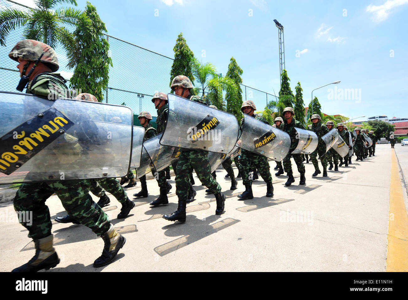 Bangkok, Thailand. 21. Mai 2014. Thailändische Soldaten während eines Treffens der Fraktionen in Bangkok, Thailand, 21. Mai 2014 Patrouille außerhalb des Armee-Clubs. Thailändische Armeechef Prayuth Chan-Ocha am Mittwoch rief ein Treffen von Vertretern aus sieben Fraktionen Lösungen zu langwierigen politischen Krise des Landes zu diskutieren. Bildnachweis: Rachen Sageamsak/Xinhua/Alamy Live-Nachrichten Stockfoto