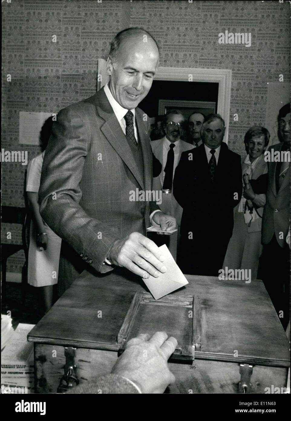 11. Juni 1979 - mit mehr als 40 % der Wähler nicht herausdrehen, die französische Wähler von der Wahl für die Vertreter für die Versammlung der Europäischen Gemeinschaften ferngehalten. Hier ist ein Bild von Präsident Giscard D'Estaing Abstimmung im Chanonat Rathaus. Stockfoto