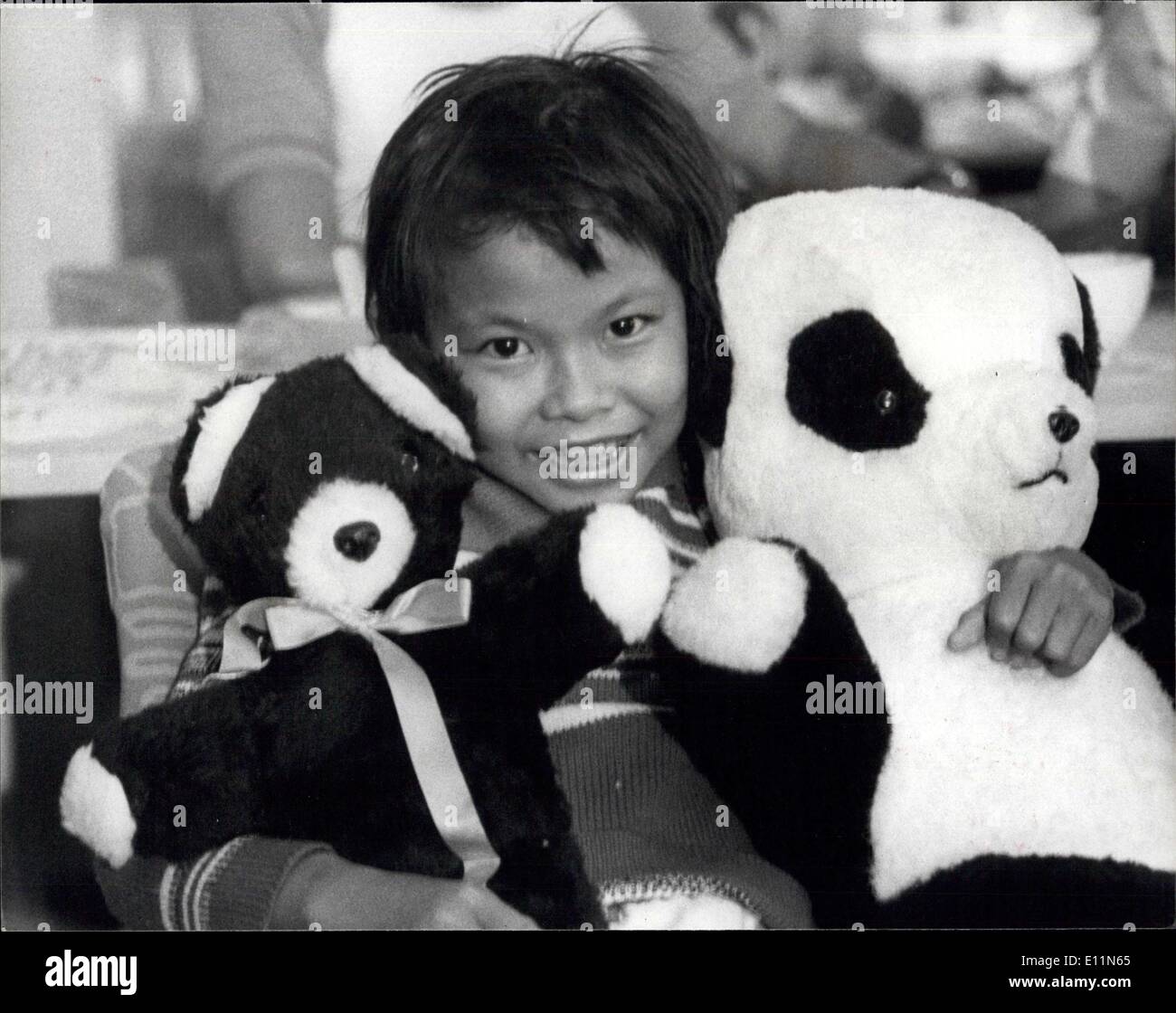 12. Juni 1979 - Ende der langen Strecke: Die erste Ebene Ladung vietnamesischen Boat people, die aus dem Meer durch den britischen Frachter Sibonga, heute in England angekommen genommen wurden. Nach der Landung am Flughafen London Heathrow. Sie wurden in ihre erste britische Heimat, eine konvertierte RAF-Camp am Sopley, in der Nähe von Christchurch Hanas gebracht. Bei ihrer Ankunft hatten sie ein traditionelles vietnamesisches Gericht mit Reis und Huhn. Foto zeigt: Eine kleine vietnamesische Kind gesehen hält die zwei Teddybären, die ihm bei seiner Ankunft in Großbritannien heute gegeben. Stockfoto