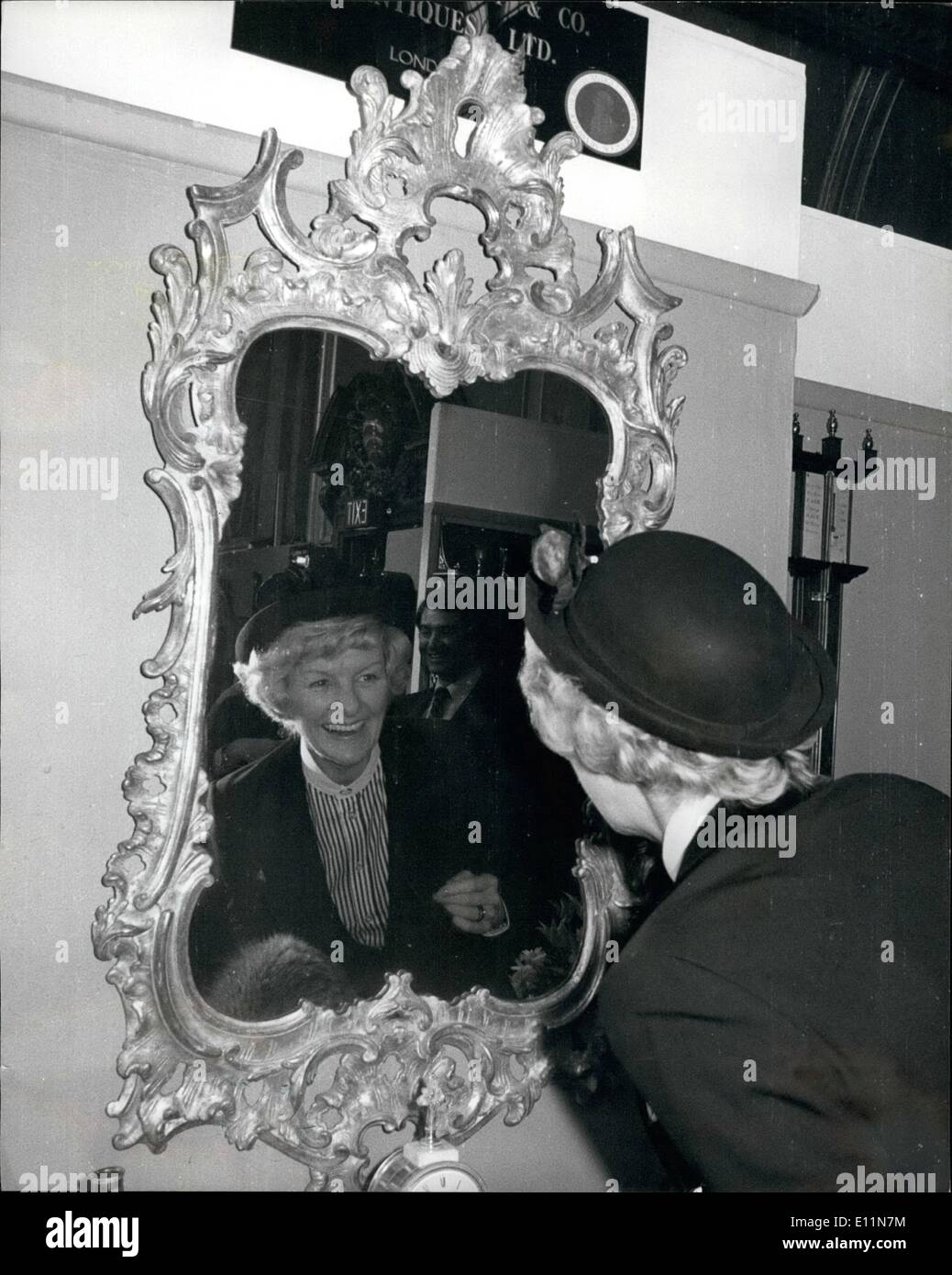 6. März 1979 - 6. März 1979 Elaine Stritch wird der erste Amerikaner, der Chelsea Antiquitätenmesse öffnen. US-amerikanische Schauspielerin Elaine Stritch, der in Großbritannien für ihre TV-Serie zwei bekannt geworden ist, heute wurde der erste jemals amerikanischen 48. Chelsea Antiques Fair in Chelsea Rathaus öffnen. Foto zeigt: Elaine wirft einen Blick in den Spiegel bei ihrem Rundgang durch die Antiquitätenmesse heute Nachmittag. Stockfoto