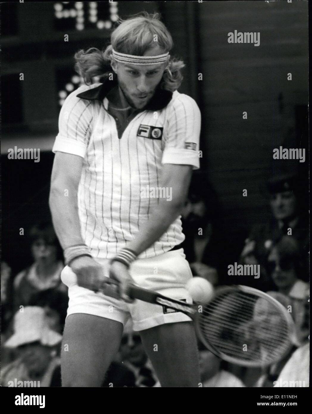 7. Juli 1979 - Björn Borg gewinnt Wimbledon für er vierten Mal in Folge: heute auf dem Centre Court in Wimbledon, Bjron Borg aus Schweden gewann das Herren Einzel-Titel für den vierten aufeinander folgenden Mal, wenn die amerikanischen Rosco Tanner in fünf Sätzen schlagen. Das Foto zeigt Björn Borg in Aktion gegen Rosco Tanner auf dem Centrecourt gesehen. Stockfoto