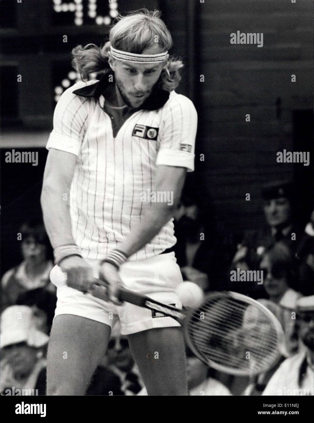 7. Juli 1979 - Björn BORG gewinnt seinen vierten SECCESSIVE WIMBLEDON-Titel gegen ROSCOE TANNER IN fünf Sätzen. Heute von den Centre Court in Wimbledon BJORN BORG aus Schweden gewann das Herren-Einzel-Titel zum vierten Seccessive Mal wenn er den amerikanischen ROSCOE TANNER in fünf Sätzen schlagen. Foto zeigt: BJORN BORG in Aktion gegen Roscoe Tanner auf dem Centrecourt gesehen. Stockfoto