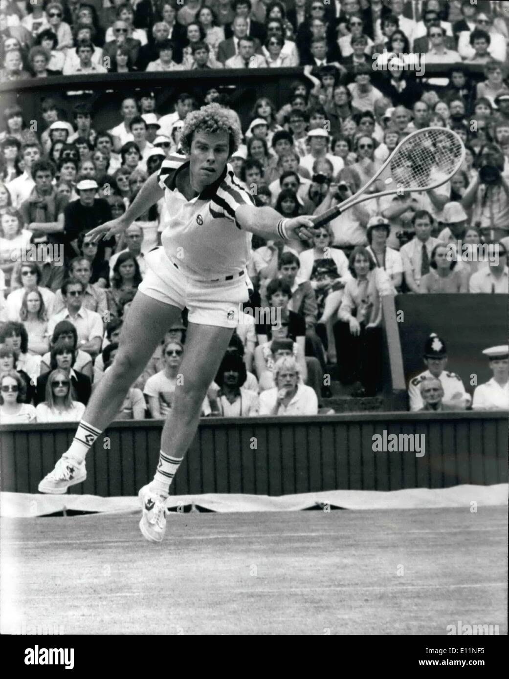 7. Juli 1979 - schlägt Björn BORG gewinnt WIMBLEDON für den vierten Mal IN Folge heute auf dem Centre Court in Wimbledon, Bjorn Borg Swedon, gewann die Herren-Einzel-Titel für den vierten aufeinander folgenden Mal, wann die amerikanische Roscos Tanner in fünf Sätzen. Foto zeigt: ROSCOE TANNER in Aktion gegen Björn Borg auf dem Centrecourt in Wimbledon heute gesehen Stockfoto