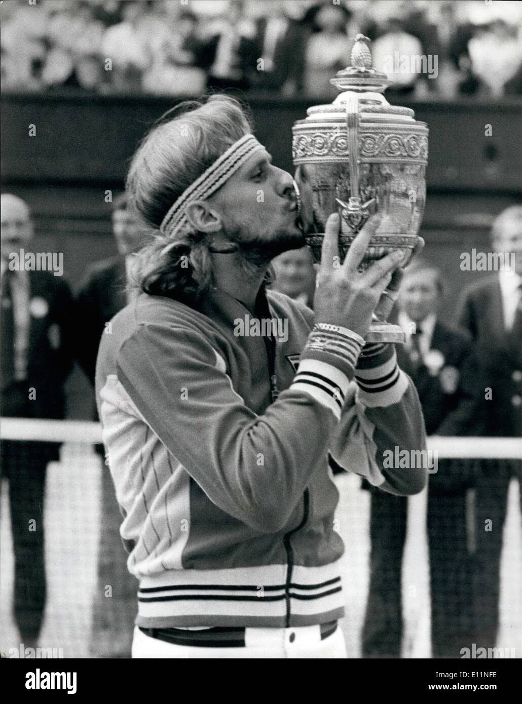 7. Juli 1979 - Björn Borg gewinnt seinen vierten aufeinanderfolgenden Wimbledon-Titel gegen Roscoe Tanner in fünf Sätzen: heute von dem Centre Court in Wimbledon Bjorn Borg aus Schweden gewann das Herren-Einzel-Titel zum vierten aufeinanderfolgenden mal wann er amerikanische Roscoe Tanner in fünf Sätzen schlagen. Das Foto zeigt die Borg die Trophäe nach dem Gewinn der Herren-Einzel-Titel wieder einmal auf dem Centrecourt in Wimbledon heute küssen. Stockfoto