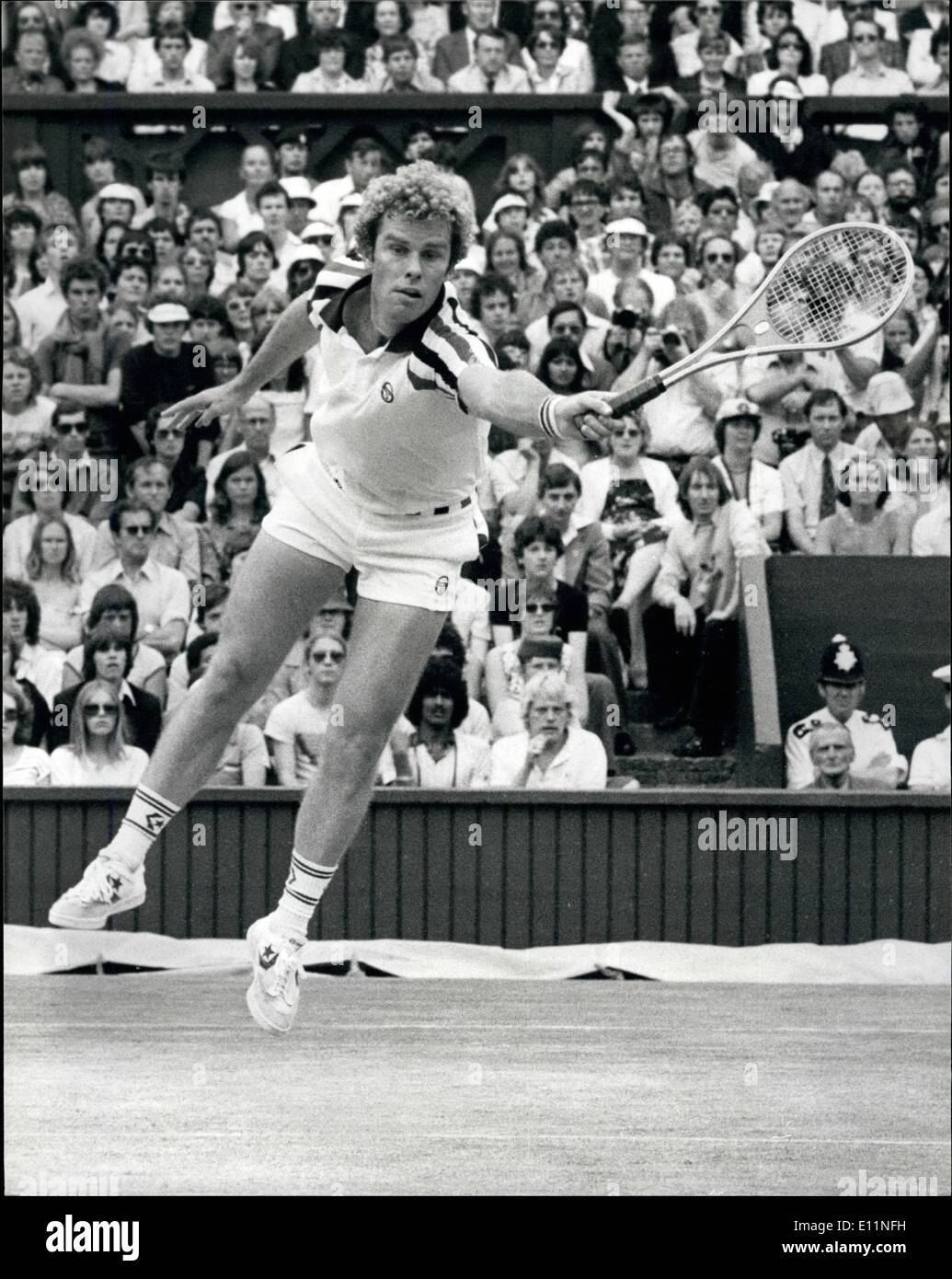 7. Juli 1979 - Björn Borg gewinnt seinen vierten Seccessive Wimbledon-Titel gegen Roscoe Tanner in fünf Sätzen. Heute auf dem Centre Court in Wimbledon Bjorn Borg aus Schweden gewann das Herren-Einzel-Titel zum vierten Seccessive Mal wenn er amerikanische Roscoe tanner in fünf Sätzen schlagen. das Foto zeigt Roscoe Tanner in Aktion gegen Björn Borg auf dem Centrecourt in Wimbledon heute gesehen. Stockfoto