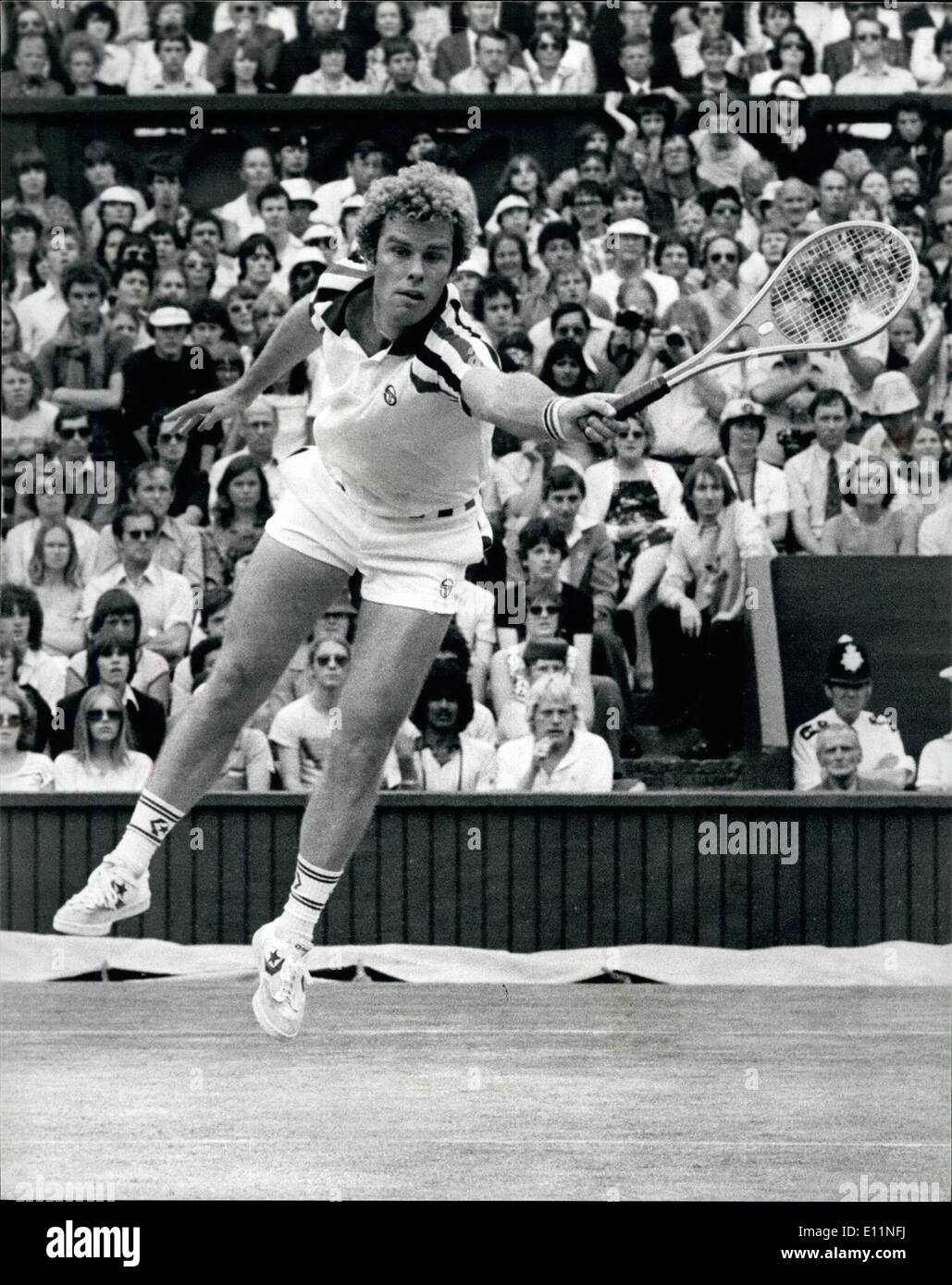 7. Juli 1979 - Björn Borg gewinnt seinen vierten Seccessive Wimbledon-Titel gegen Roscoe Tanner in fünf Sätzen. Heute auf dem Centre Court in Wimbledon Bjorn Borg aus Schweden gewann das Herren-Einzel-Titel zum vierten Seccessive Mal wenn er amerikanische Roscoe tanner in fünf Sätzen schlagen. das Foto zeigt Roscoe Tanner in Aktion gegen Björn Borg auf dem Centrecourt in Wimbledon heute gesehen. Stockfoto