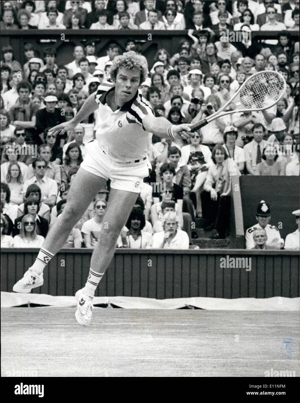 7. Juli 1979 - Björn Borg gewinnt seinen vierten Seccessive Wimbledon Titel schlagen Roscoe Tanner In fünf setzt: Heute von dem Centre Court in Wimbledon Bjorn Borg aus Schweden gewann die Herren-Einzel-Titel zum vierten Seccessive Mal wenn er die amerikanische Roscoe Tanner in fünf Sätzen schlug. Das Foto zeigt Roscoe Tanner in Aktion gegen Björn Borg auf dem Centrecourt in Wimbledon heute gesehen. Stockfoto