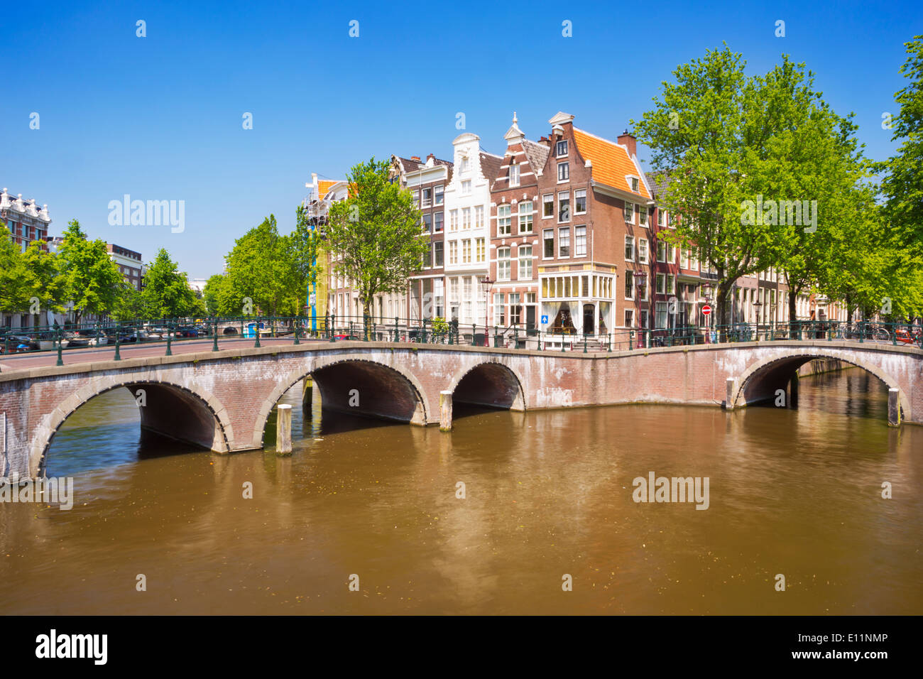 Brücken und Häuser an einem Kanal in der Stadt Amsterdam in den Niederlanden an einem schönen sonnigen Tag Stockfoto