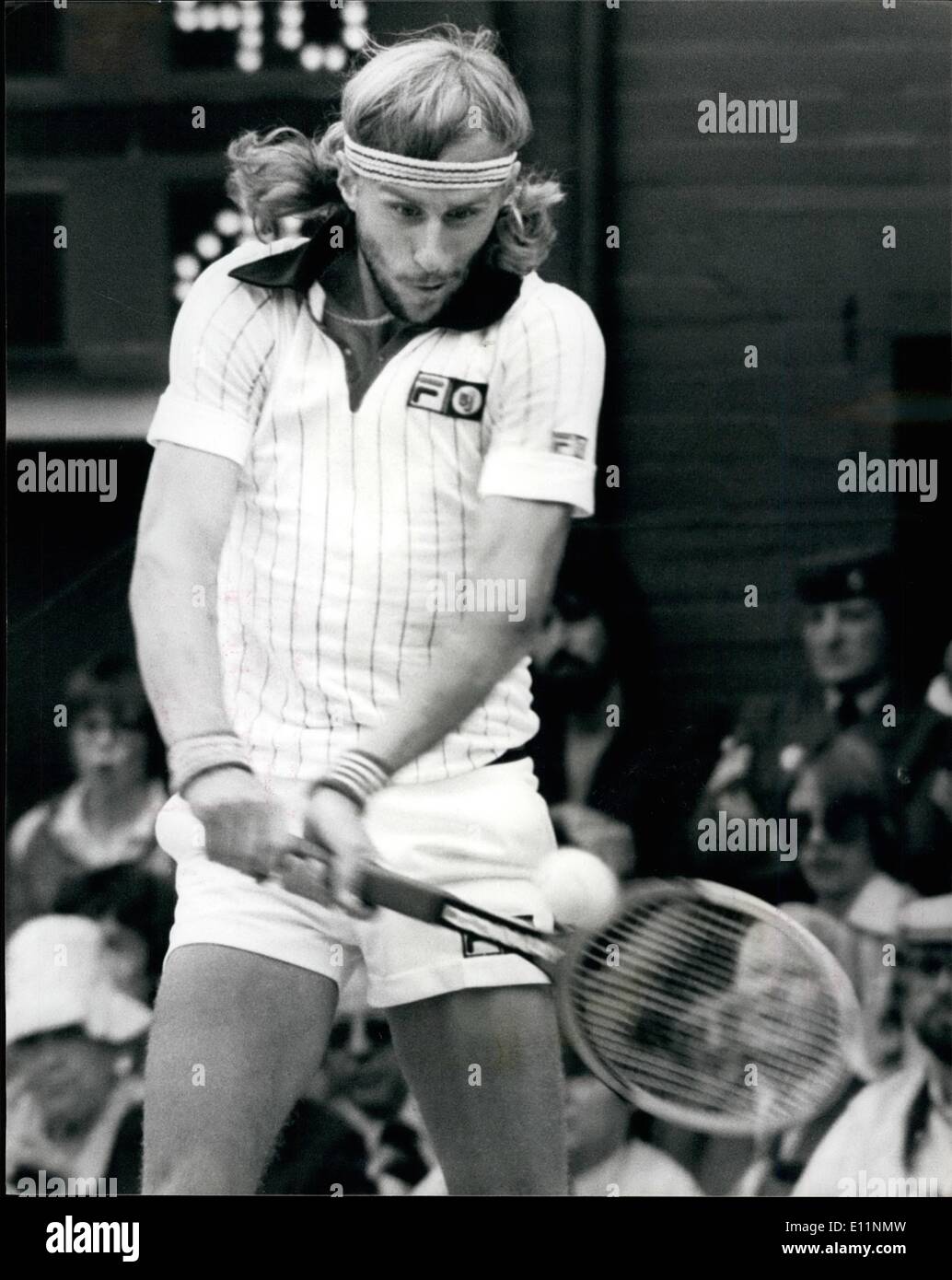 7. Juli 1979 - Björn Borg gewinnt seinen vierten aufeinanderfolgenden Wimbledon-Titel gegen Roscoe Tanner In fünf Sätzen; Heute von dem Centre Court in Wimbledon Bjorn Borg von Schweden gewann das Herren-Einzel-Titel zum vierten sukzessive Mal wenn er den amerikanischen Roscoe Tanner in fünf Sätzen verloren. Foto zeigt Björn Borg in Aktion gegen Roscoe Tanner am Centrecourt gesehen. Stockfoto