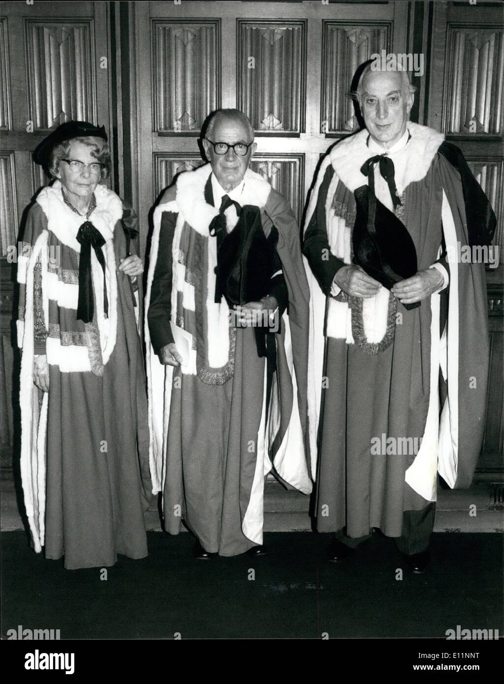 7. Juli 1979 - Micheal Stewart nimmt seinen Sitz im House Of Lords.: MIcheal Stewart, ein ehemaliger Außenminister, wer Herr Callaghan Resignation HOnours List als Life Peer ernannt wurde, hat heute seinen Sitz im House Of Lords. Foto zeigt Micheal Stewart, mit seinen Sponsoren, Baroness Stewart Hallo Frau und Herr Peart Stockfoto