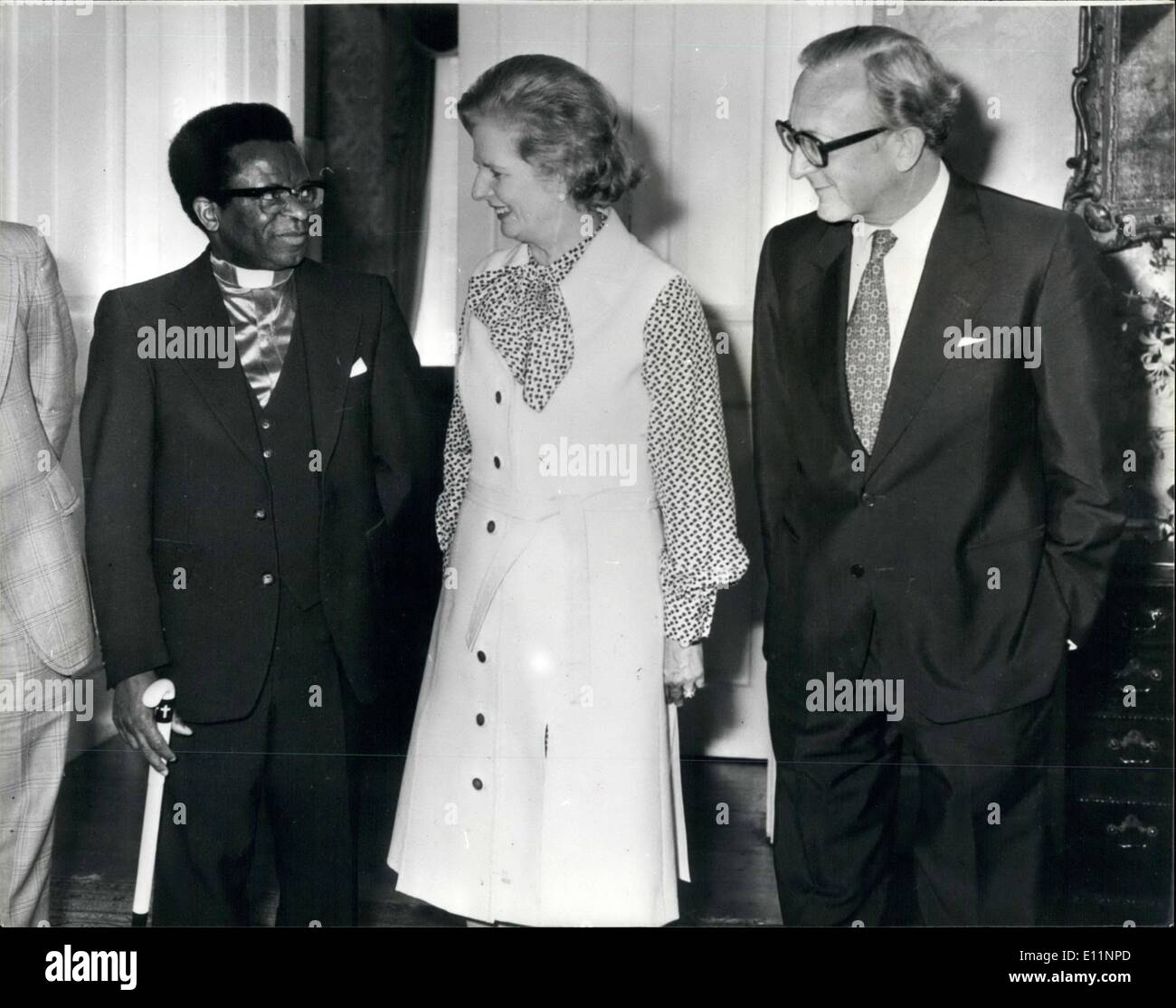 7. Juli 1979 - trifft Muzorewa Frau Thatcher. Bischof Abel Musorewa hatte ein Treffen dieser Afternoonat Nr. 10 downing Street mit der Premierminister Frau Thatcher. Die Premierminister Simbabwes ist in Großbritannien die britische Regierung zur Aufhebung der Sanktionen aus seinem Land zu bitten. Foto zeigt Bischof Muzorewa bei seinem Treffen mit Frau Thatcher und der britische Außenminister Sekretär Lord Carrington bei Nr. 10 heute. Stockfoto