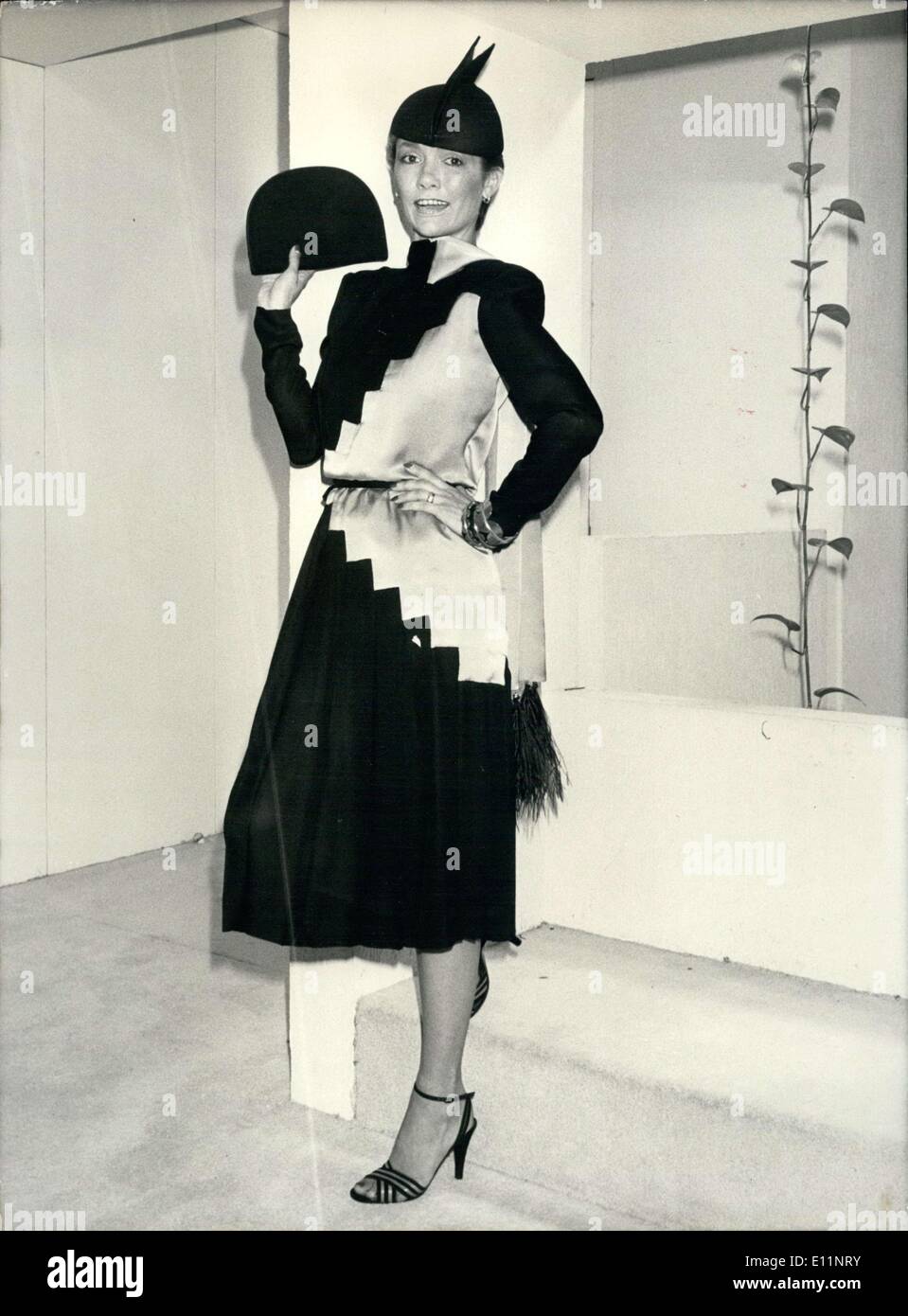 18. Juli 1979 - Herbst / Winter Kollektion Black & Blue Satin Torrente Kleid Stockfoto