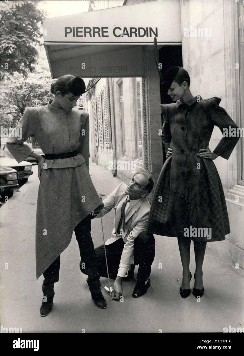 22. Juli 1979 - Pierre Cardin und seine zwei Modelle, die Stücke aus seiner aktuellen Kollektion tragen. Auf der linken Seite trägt sie ein Sakko mit einem quadratischen Schulter und ein asymmetrischer Rock über Hose ausgestattet. Die Jacke ist Beige und Ziegel-rot Tartan und die Hosen sind ziegelrot mit Maroon Stiefel. Auf der rechten Seite trägt sie ein Gehrock aus grünen Wolle mit schwarzen Diamanten akzentuiert Schuhe und einen schwarzen Hut mit einer Feder hergestellt. Stockfoto