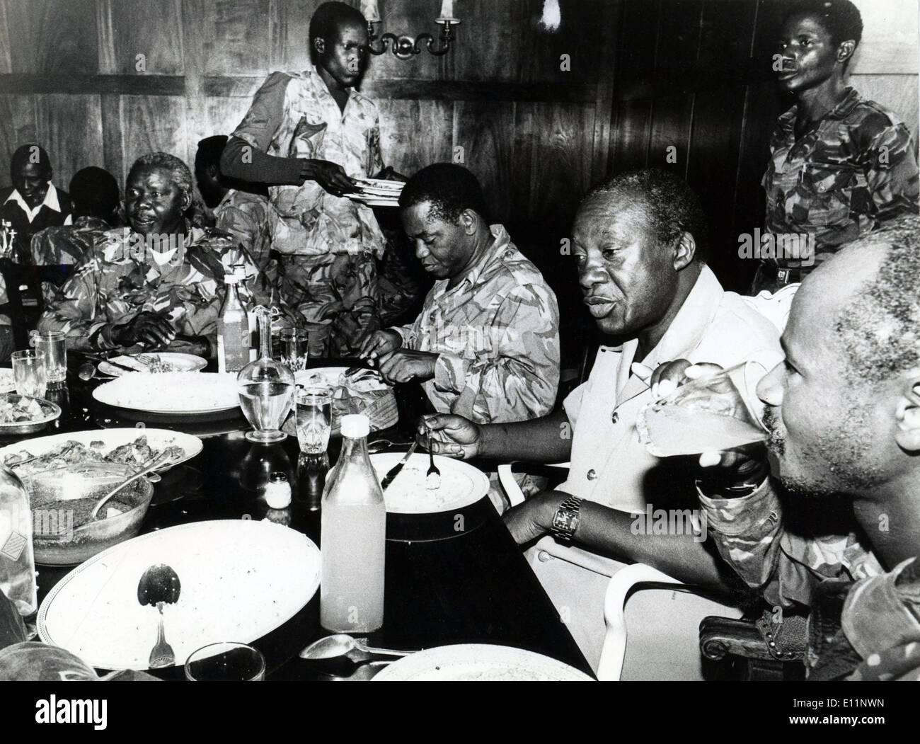 23. April 1979 - Uganda - Präsident von Uganda YUSUF LULE isst seine erste Mahlzeit als Staatsoberhaupt mit Verteidigungsminister von Tansania, Stockfoto