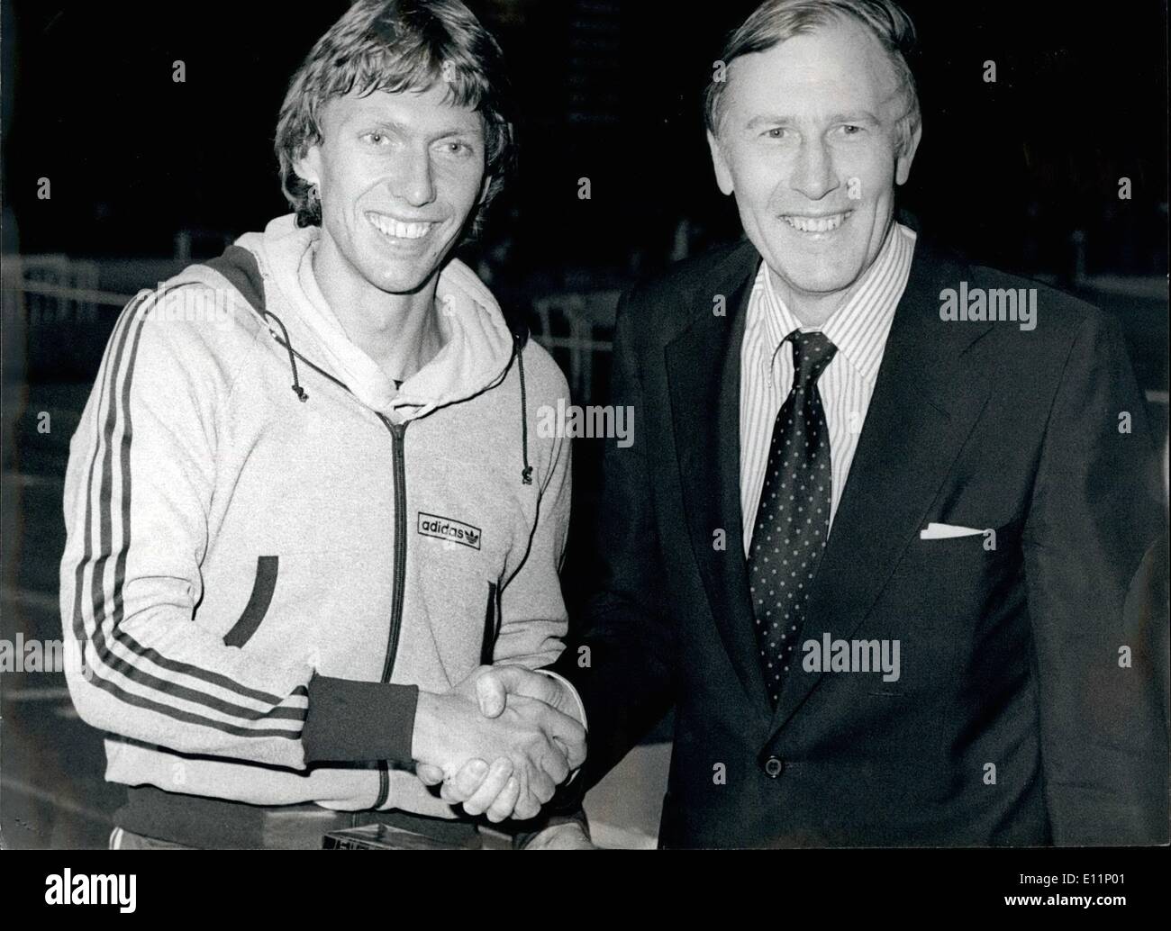 5. Mai 1979 - David Moorcroft gewinnt die Bannister Meile in 3 Minuten 36,6 Sekunden: während einer Nacht der Leichtathletik im National Sports Centre, Crystal Palace David Moorcroft, der Commonwealth-Champion. gewann die Bannister Meile verlaufenden um Sir Roger Bannister erste Meile unter vier Minuten je 25 Jahren in Oxford zu feiern. Bild zeigt: David Moorcroft gesehen Händeschütteln mit Sir Roger Bannister der Welt erste je Sud-vier Minuten Miler. Stockfoto