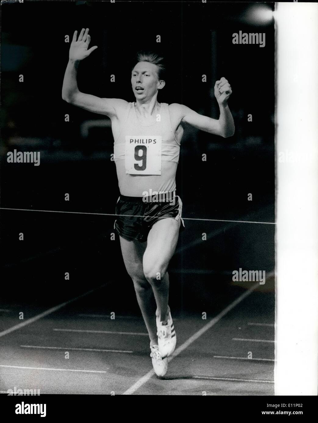 5. Mai 1979 - David Moorcroft gewinnt die Bannister Meile In 3 Minuten und 56,6 Sekunden; Während einer Nacht der Leichtathletik im National Sports Centre, Crystal Palace David Moorcroft, der Commonwealth-Champion. gewann The Bannister Mile verlaufenden um Sir Roger Bannister erste Meile unter vier Minuten vor über 25 Jahren in Oxford zu feiern. Foto zeigt David Moorcroft gesehen Breasting das Band, die Meile in 3 min 56,6 Sek. im Crystal Palace gestern Abend zu gewinnen. Stockfoto