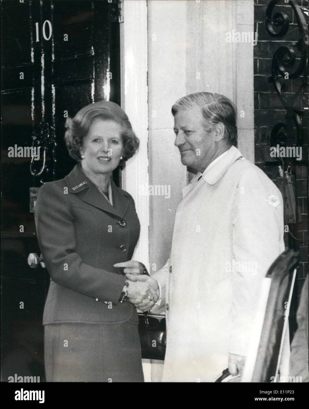 5. Mai 1979 - trifft Kanzler Schmidt Frau Thatcher. Frau Thatcher, der Premierminister gesehen Gruß der westdeutsche Kanzler, Herrn Helmut Schmidt, Nr. 10 Downing Street, erstmals ihren gemeinsamen Gesprächen, bei denen sie klare Absichten und Richtlinien in Bezug auf künftige Zusammenarbeit im gemeinsamen Markt, NATO machte. Stockfoto