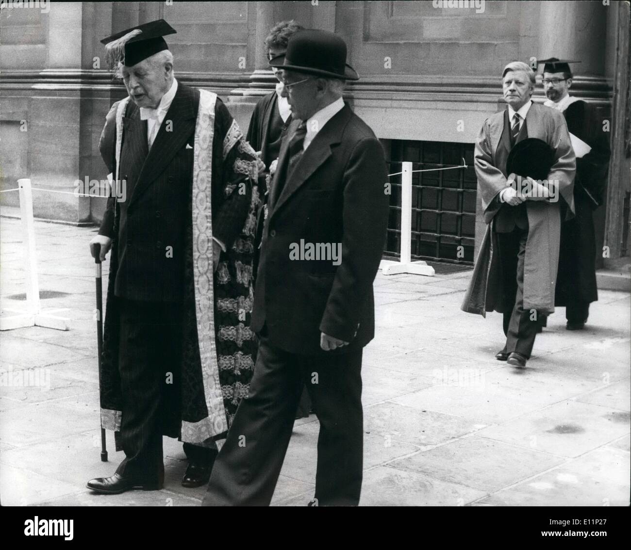 5. Mai 1979 - Herr Schmidt erhält Grad an Oxford Universität: Herr Harold Macmillan, Kanzler der Universität Oxford, heute verliehen die ehrenamtlichen Grad der Arzt für Zivilrecht, in das Sheldonian Theatre an der Universität Oxford. Foto zeigt: Herr Harold Macmillan führt die Prozession, gefolgt von Herrn Helmut Schmidt in Oxford heute. Stockfoto