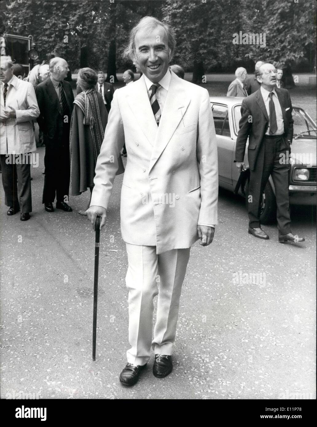 8. August 1979 - startet Herr St John Stevana '' Rocket'' Rt Hon Norman St John Stevana, der Minister für die Künste, die letzten Nächte verletzt wurde, als sein Auto in Kollision mit der zentralen Barriere auf der M1 in der Nähe von Scratch Holz Servicebereich, Mill Hill war. Er, seine Sekretärin und die Fahrer wurden in ein Krankenhaus in Waterford, nur der Fahrer wurde festgenommen. Heute Morgen mit Hilfe eines Stockes, startete er die Demo läuft der neu gebauten Kopie von Stephenson Rocket. im Hyde Park. Die Rakete, die durch das Wissenschaftsmuseum in Auftrag gegeben wurde Stockfoto