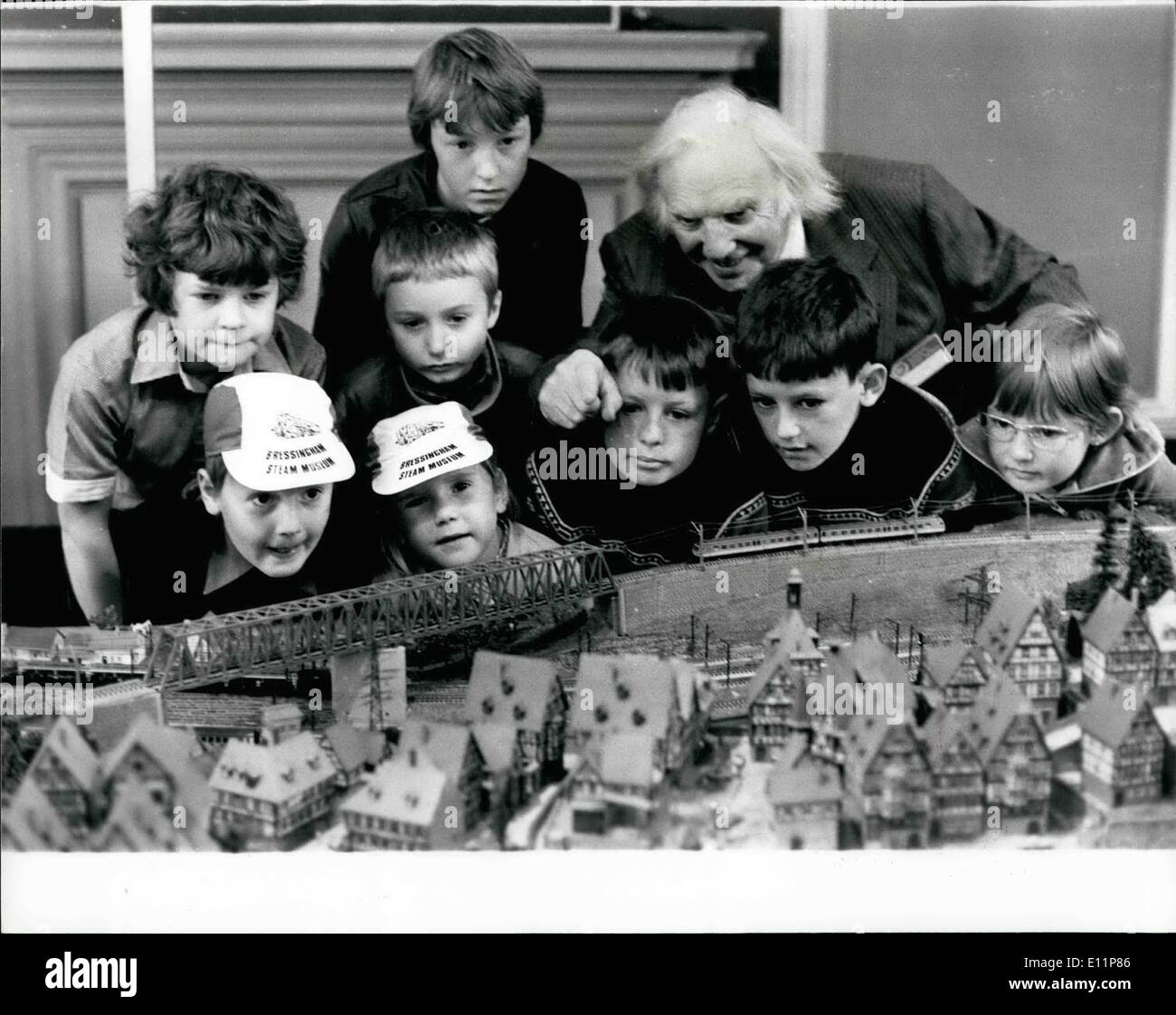 8. August 1979 - öffnet das sechste europäische Festival der Modellbahn bei Central Hall-Westminster. Foto zeigt '' Mr Modelleisenbahnen '' Matt Ascough, erklärt die Feinheiten eines massiven 30ft langes Modell Schiene Layouts von Nurmberg zu einer Gruppe von besuchen Kinder. Stockfoto