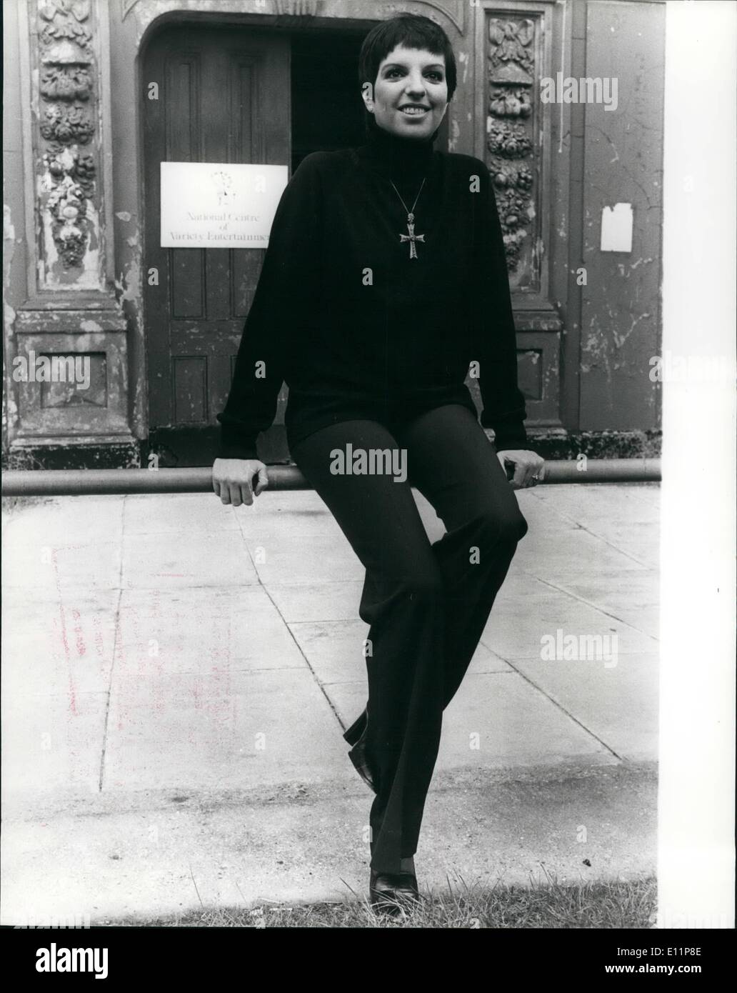 8. August 1979 - Liza Minnelli besucht Wilton es Grand Music Hall: Superstar Liza Minnelli stattete einen Besuch an der Wilton Grand Music Hall. hat seit 1851 ist nur durch eine Straße vom Tower of London Großbritannien frühesten Varieté Theater überleben ist. und Miss Minnelli führt die Attraktivität für die Restaurierung des Theaters als den nationalen Cent wieder der Unterhaltung. Foto zeigt Liza bei ihrem Besuch in der alten Musik Hall heute gesehen. Stockfoto