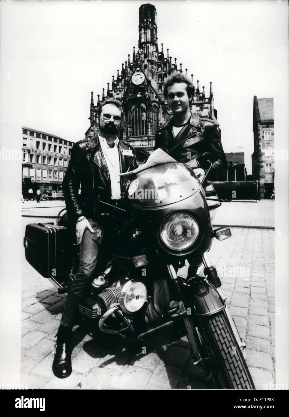 8. August 1979 - Rocker und Pastor Bernd-Jürgen Hamann ist hier zu sehen in Nürnberg, wo er kam für eine Masse gegeben zu Ehren des verlorenen Seelen. Kellner Wasser Skifahren & hält ein Tablett mit zwei Gläsern - Österreich Stockfoto