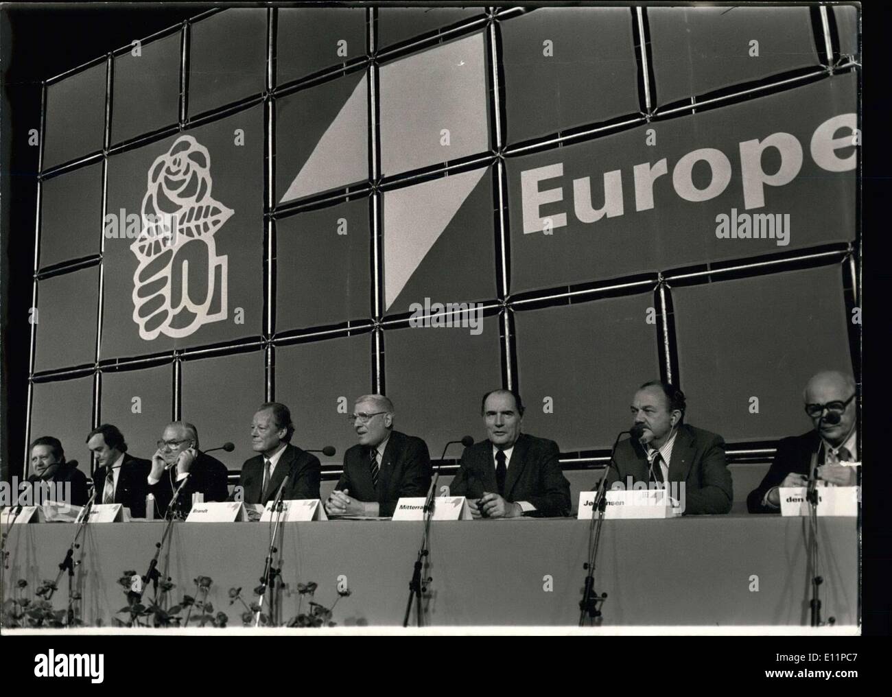25. Mai 1979 - im Bild von links nach rechts auf dem Podium: Mario Soares (Portugal), Karel Van Miert (Belgien), James Callaghan (Großbritannien), Willy Brandt (Deutschland), Robert Pontillon (Präsident der Union der sozialistischen Parteien in der Europäischen Gemeinschaft), Francois Mitterrand (Frankreich), Anker Jorgensen (Dänemark) und Joop Den Uyl (Niederlande) Stockfoto