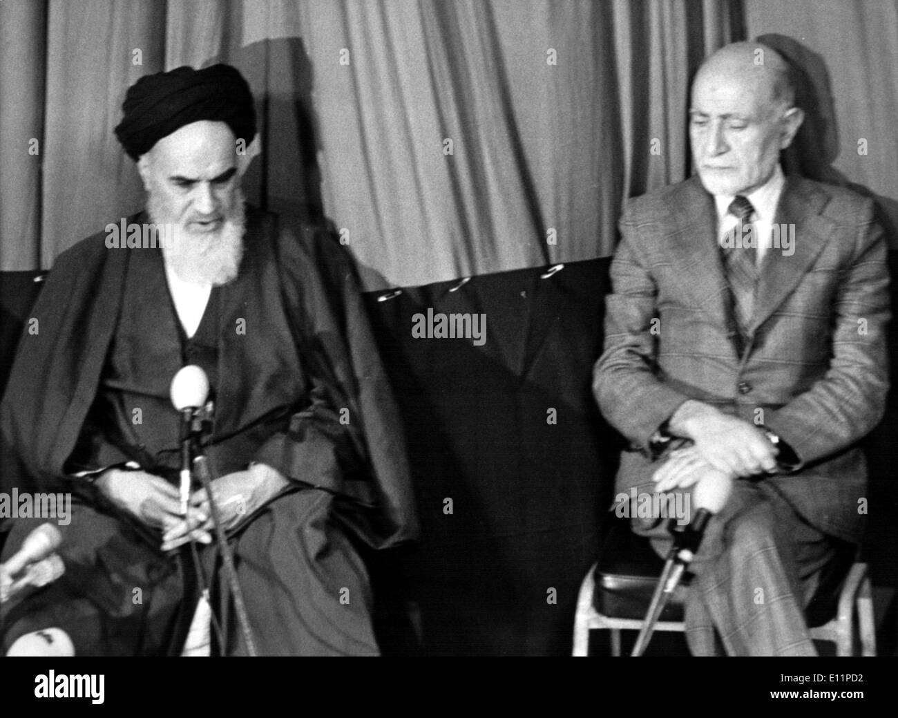 1003812 (900326) Premierminister Mehdi BAZARGAN (Rechts), Iranischer Politiker, Und beteiligt KHOMEINI, (24.09.1902 - Stockfoto